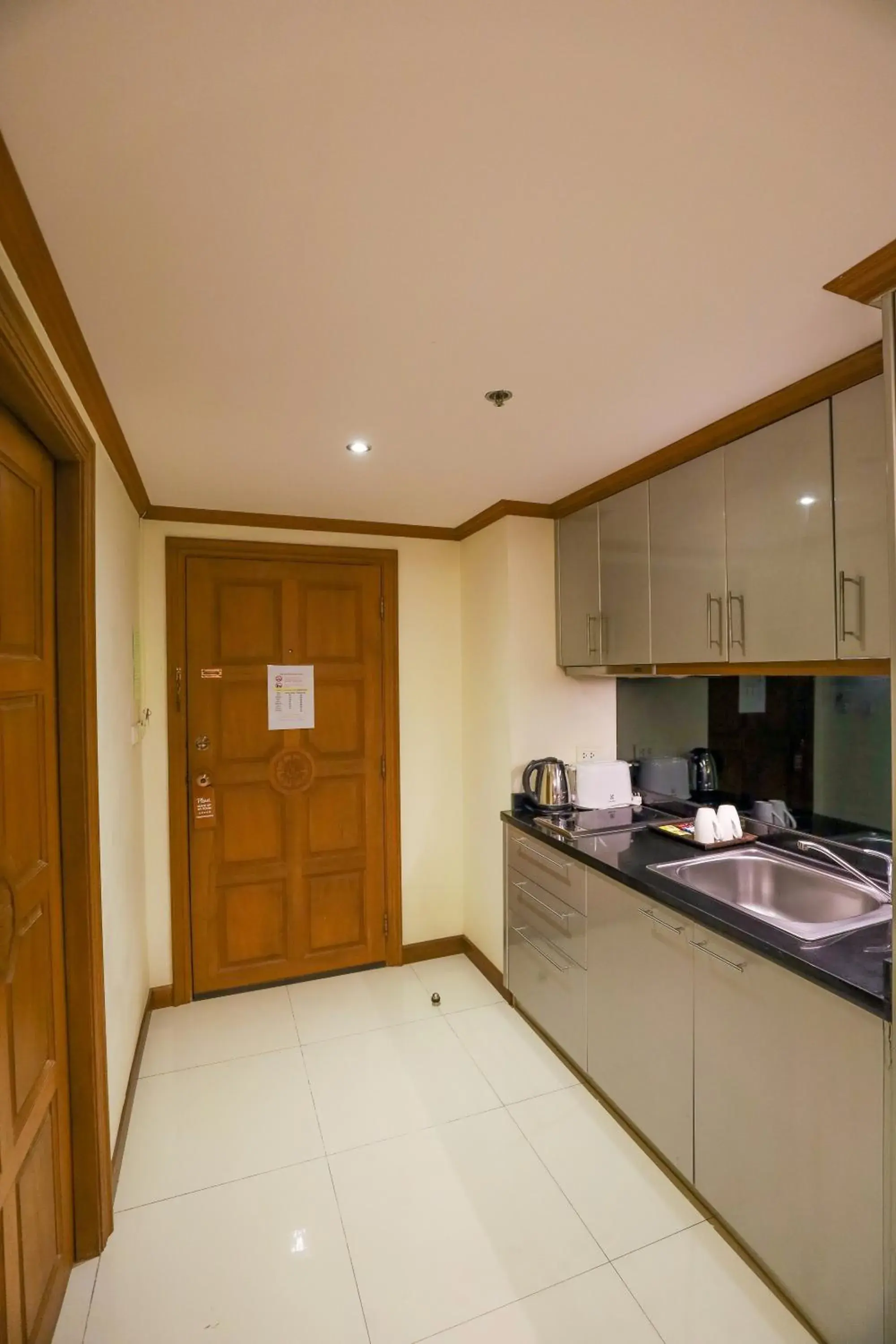 Kitchen or kitchenette, Kitchen/Kitchenette in Tara Court Hotel