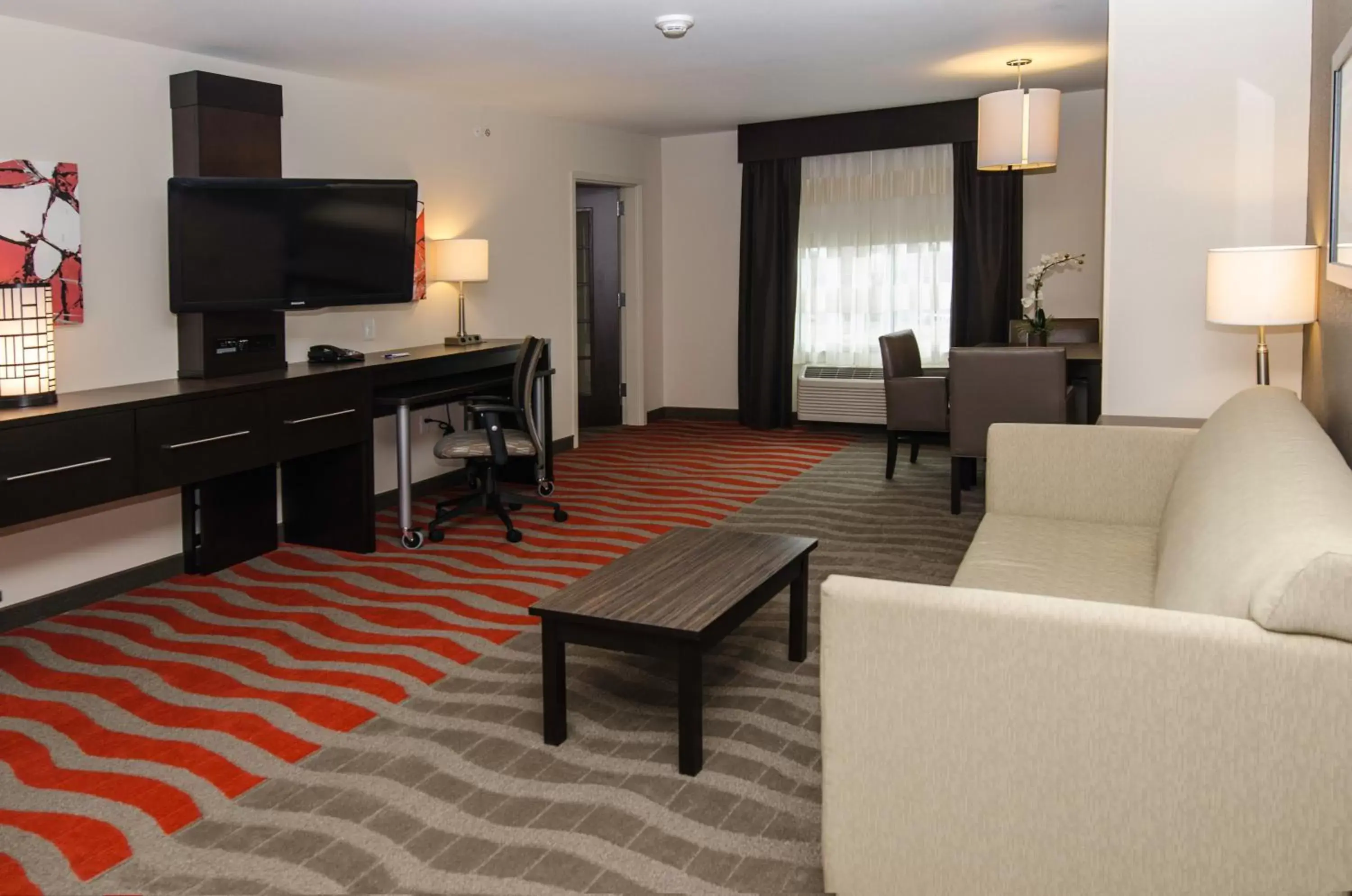 Photo of the whole room, Seating Area in Holiday Inn Express & Suites Columbus-Easton Area