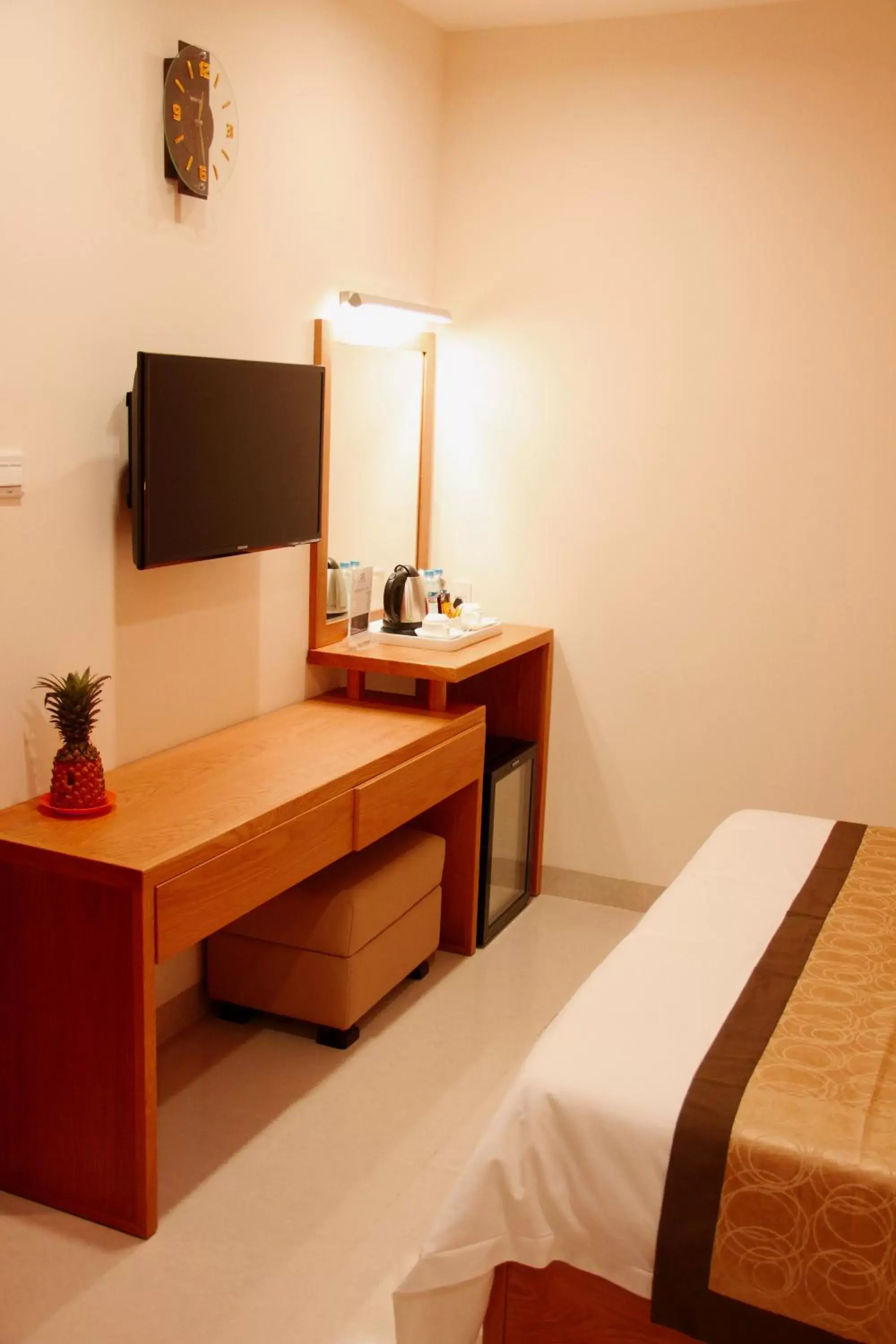 Bed, TV/Entertainment Center in Gia Vien Hotel