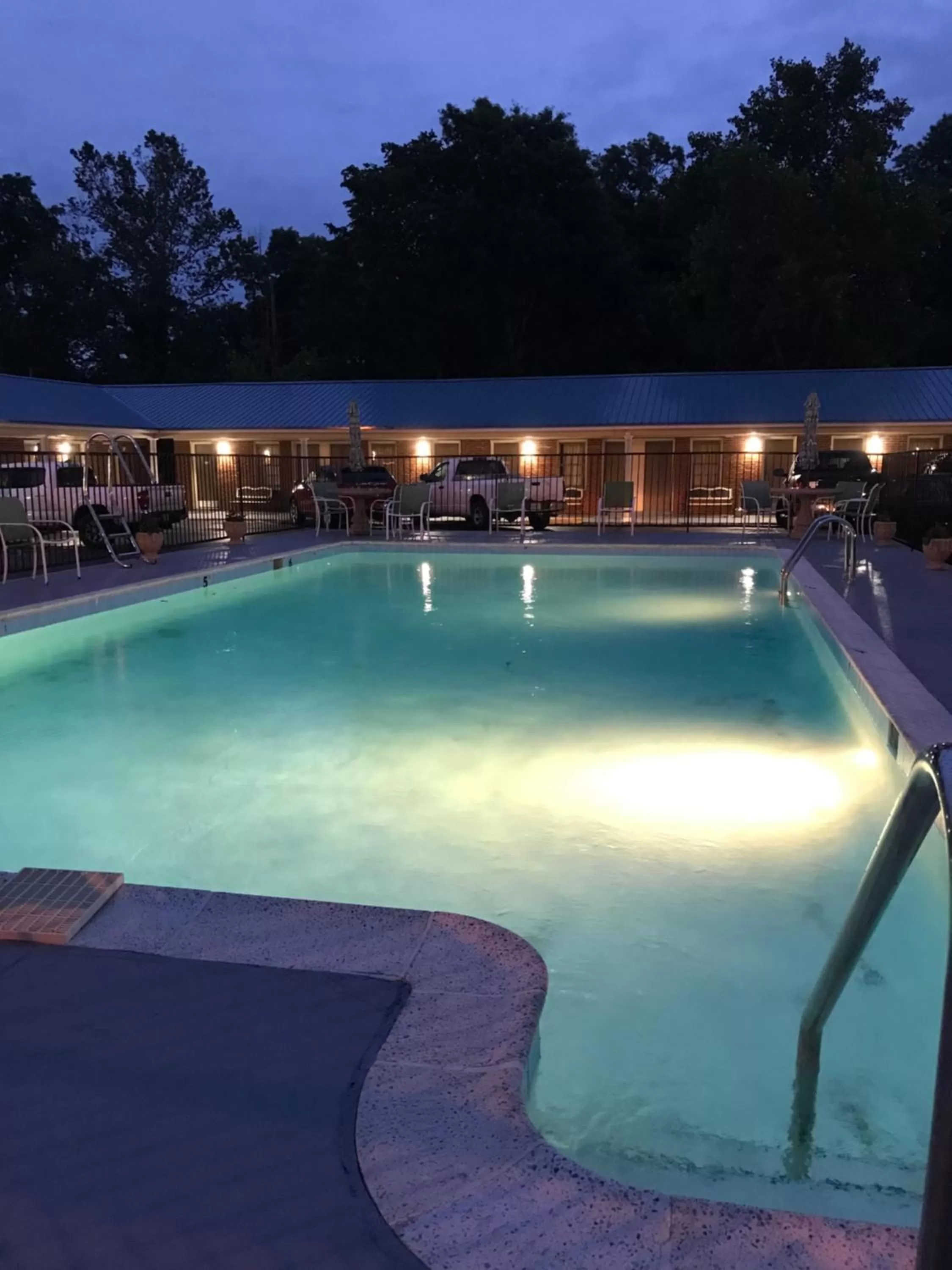 Swimming pool in MERRIMAC INN & SUITES