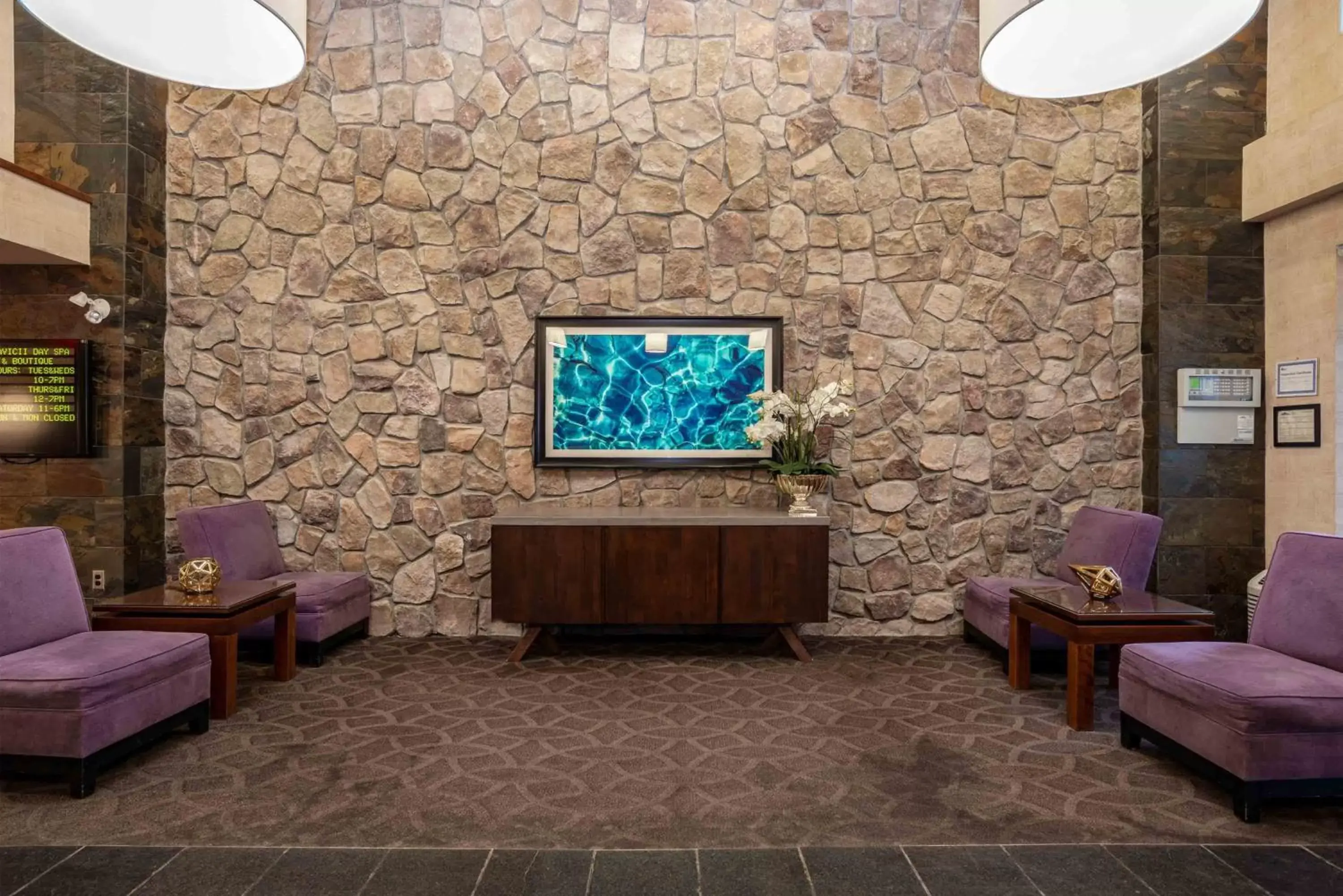 Lobby or reception, TV/Entertainment Center in Sandman Hotel & Suites Regina