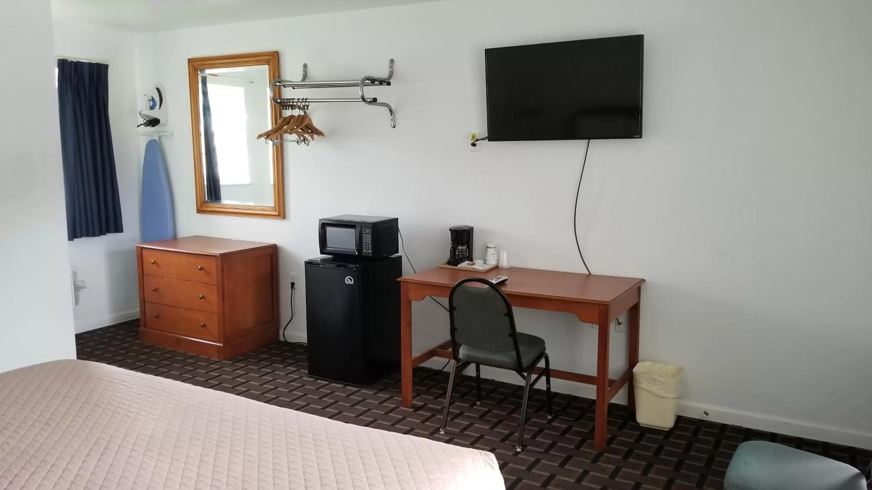 TV and multimedia, Bed in Budget Inn Breezewood