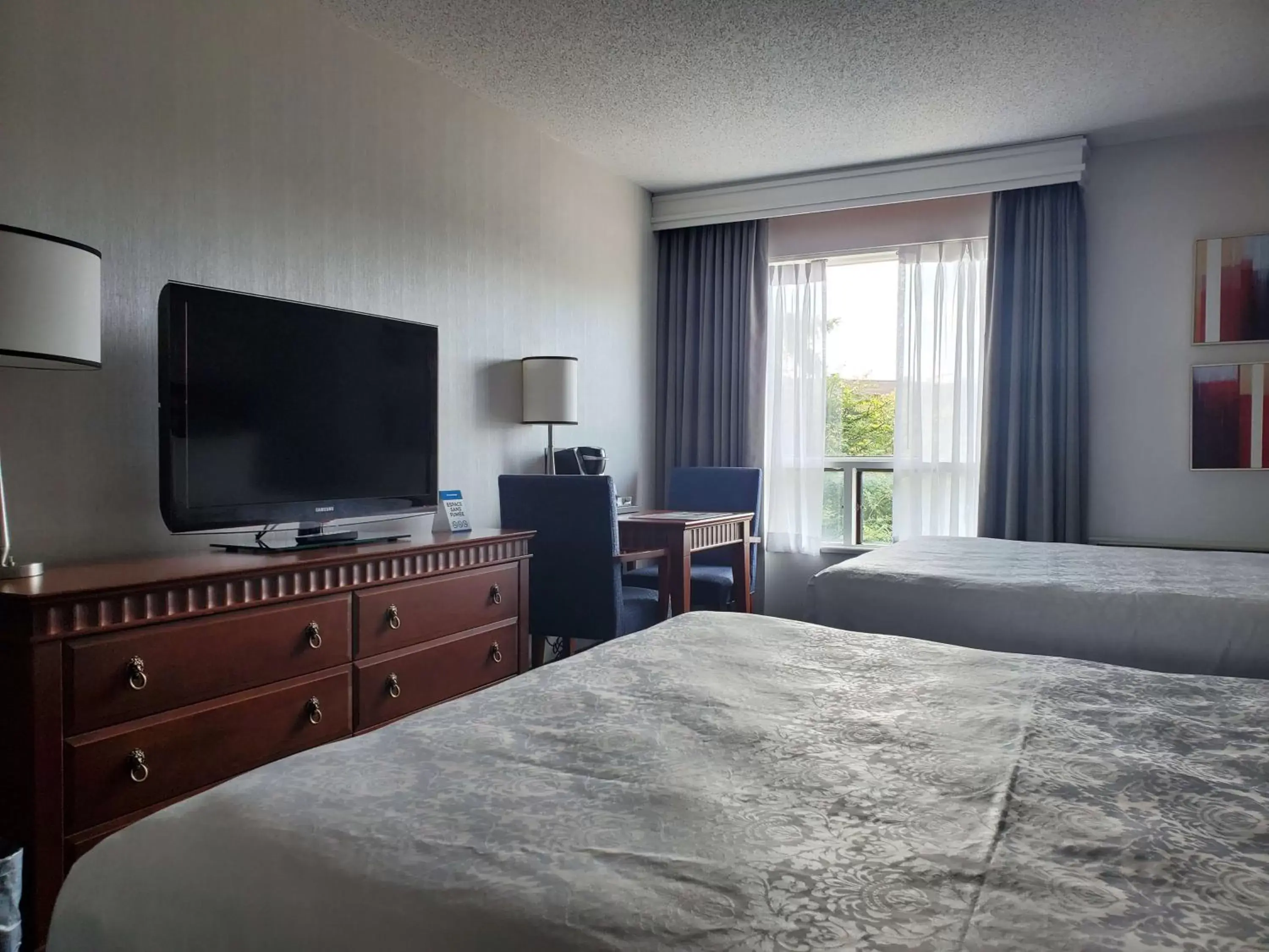 Photo of the whole room, Bed in Best Western Hotel Brossard