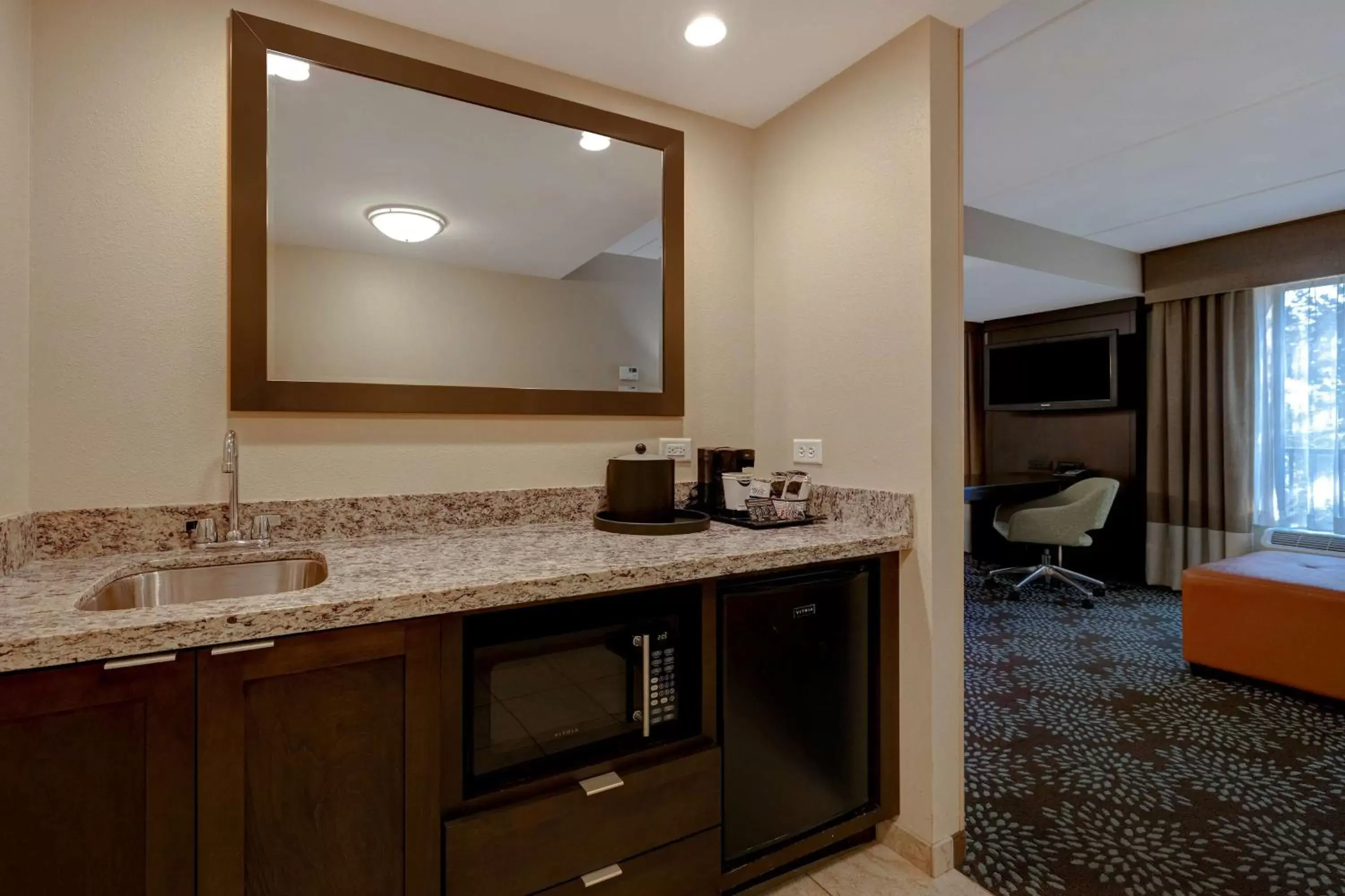 Photo of the whole room, Kitchen/Kitchenette in Hampton Inn & Suites Pensacola/Gulf Breeze