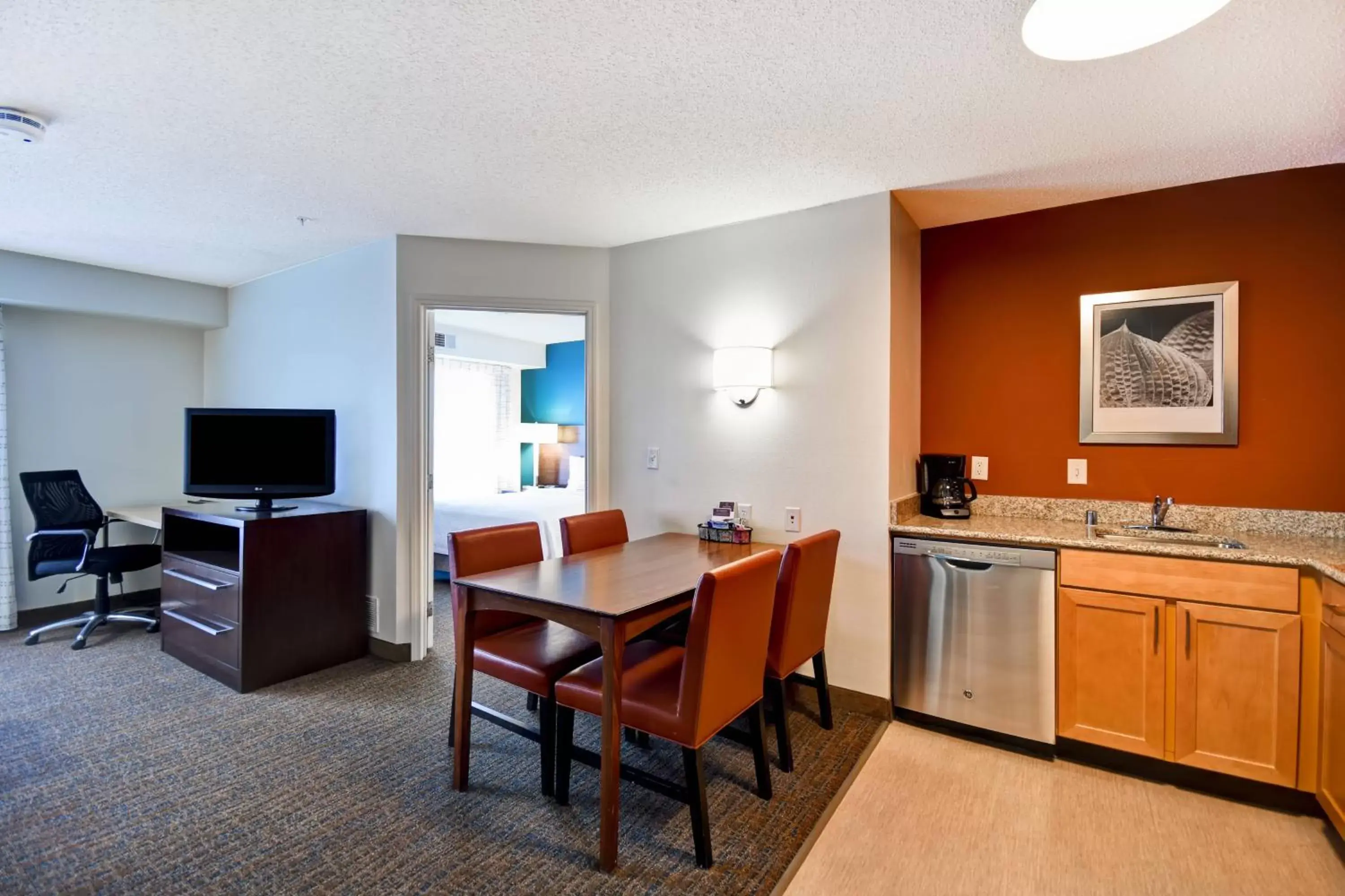 Bedroom, Kitchen/Kitchenette in Residence Inn by Marriott Dayton Beavercreek