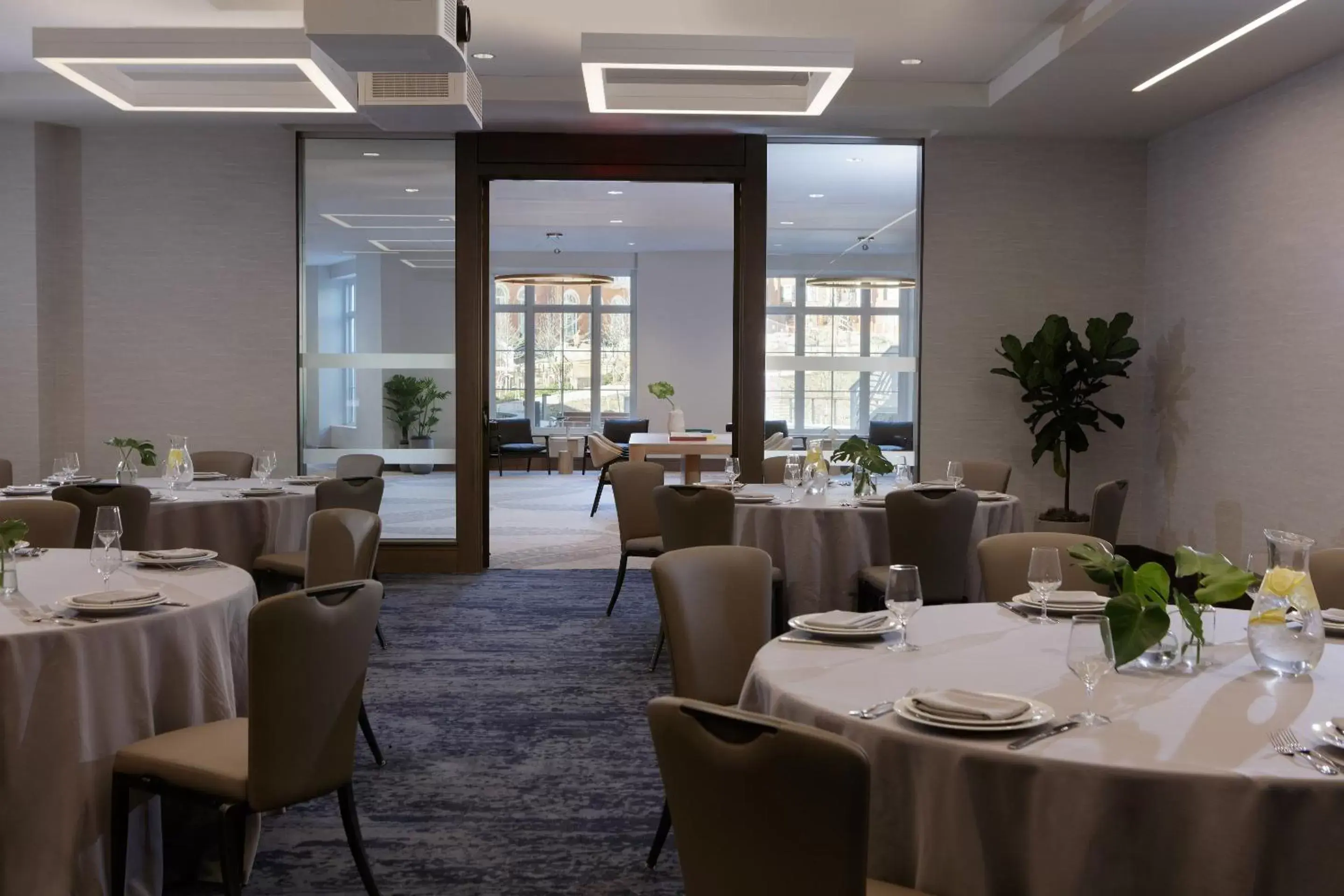 Meeting/conference room, Restaurant/Places to Eat in Kimpton - The Forum Hotel, an IHG Hotel