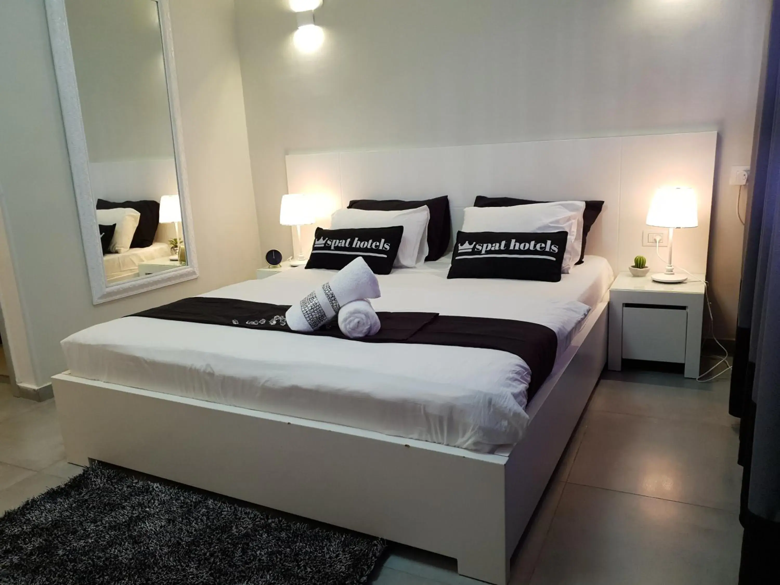 Photo of the whole room, Bed in Spat Hotel Ashdod