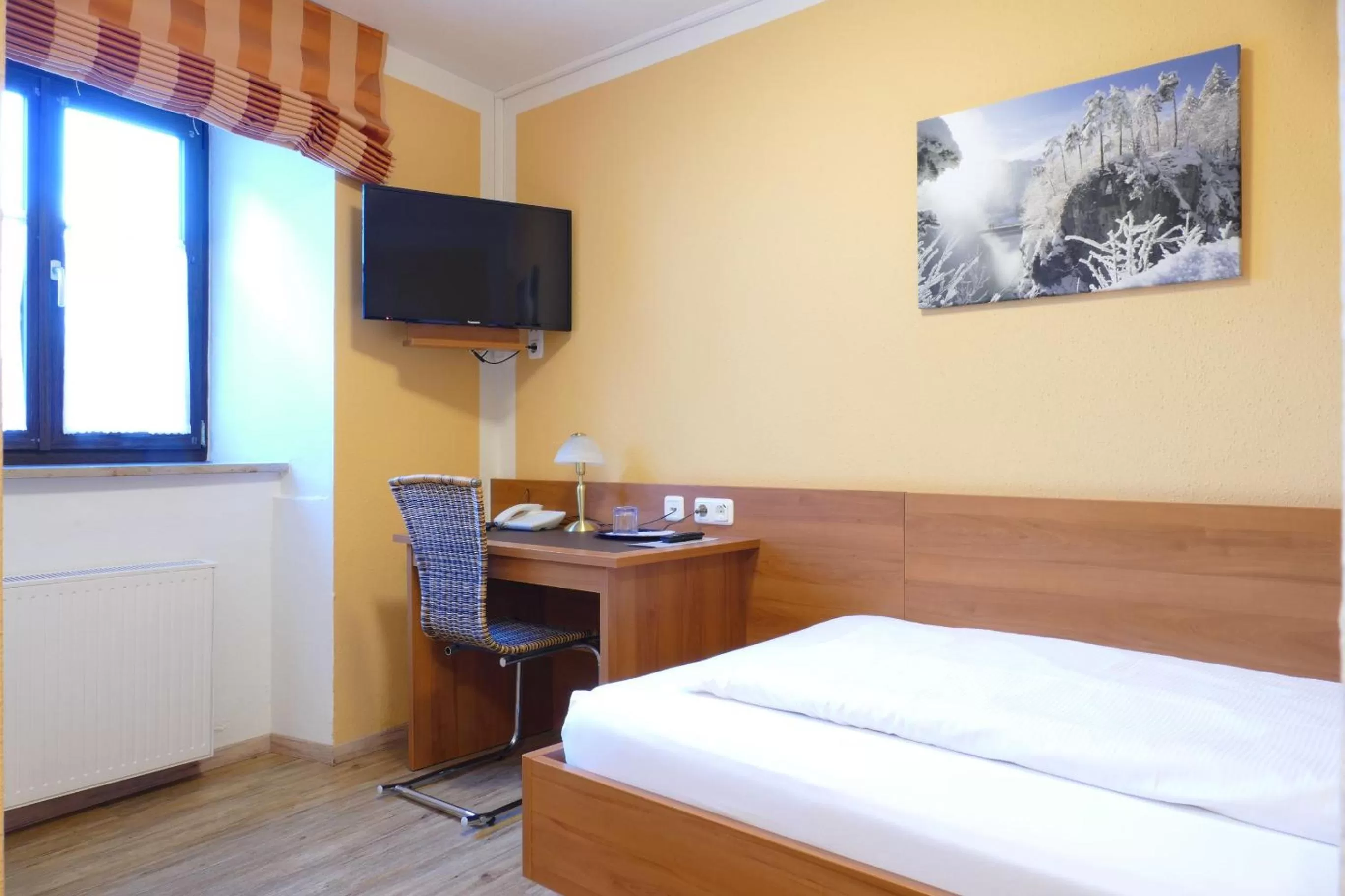 Photo of the whole room, Bed in Altstadt-Hotel Zum Hechten