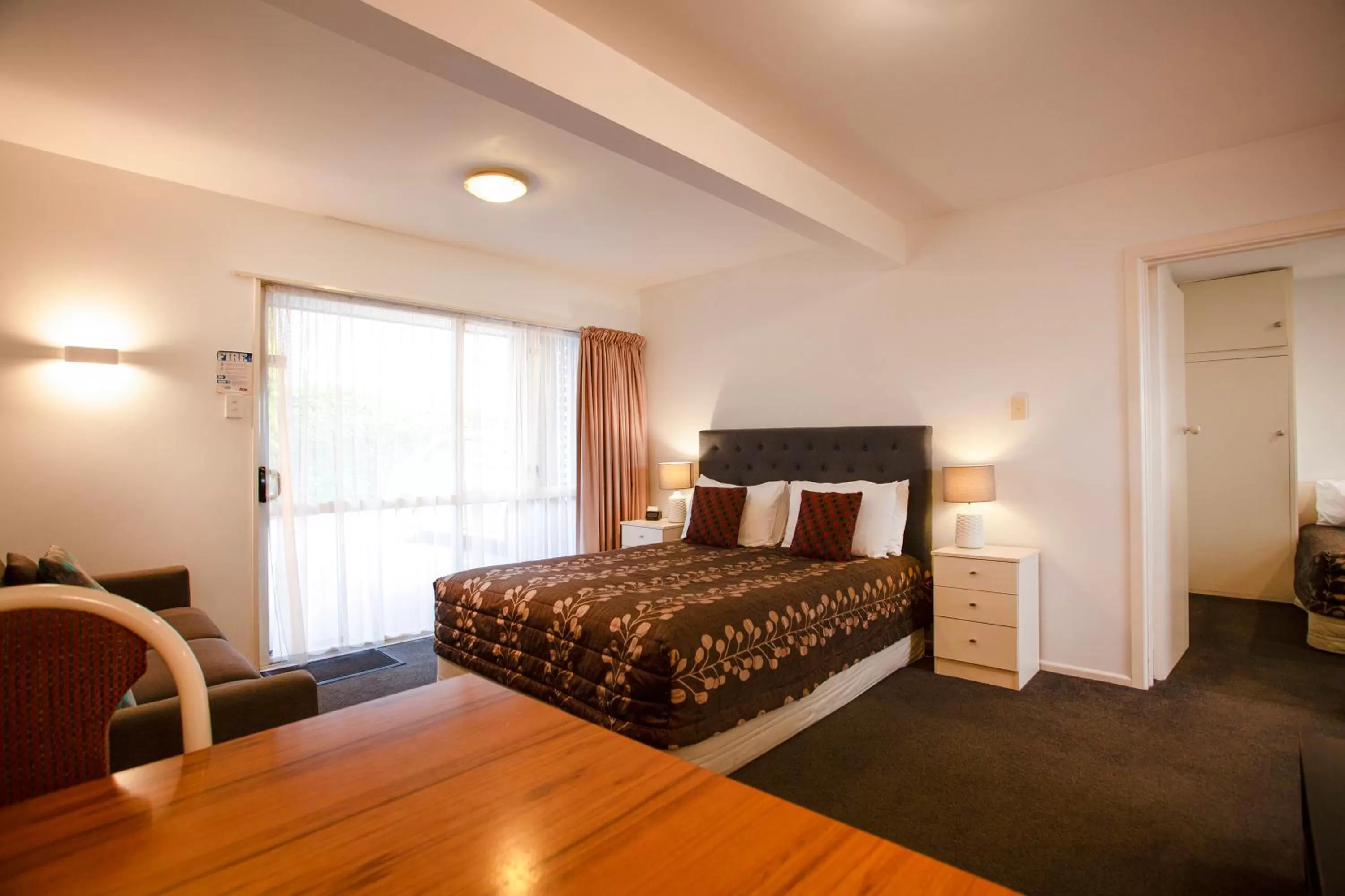 Living room, Bed in Casino Court Motor Lodge