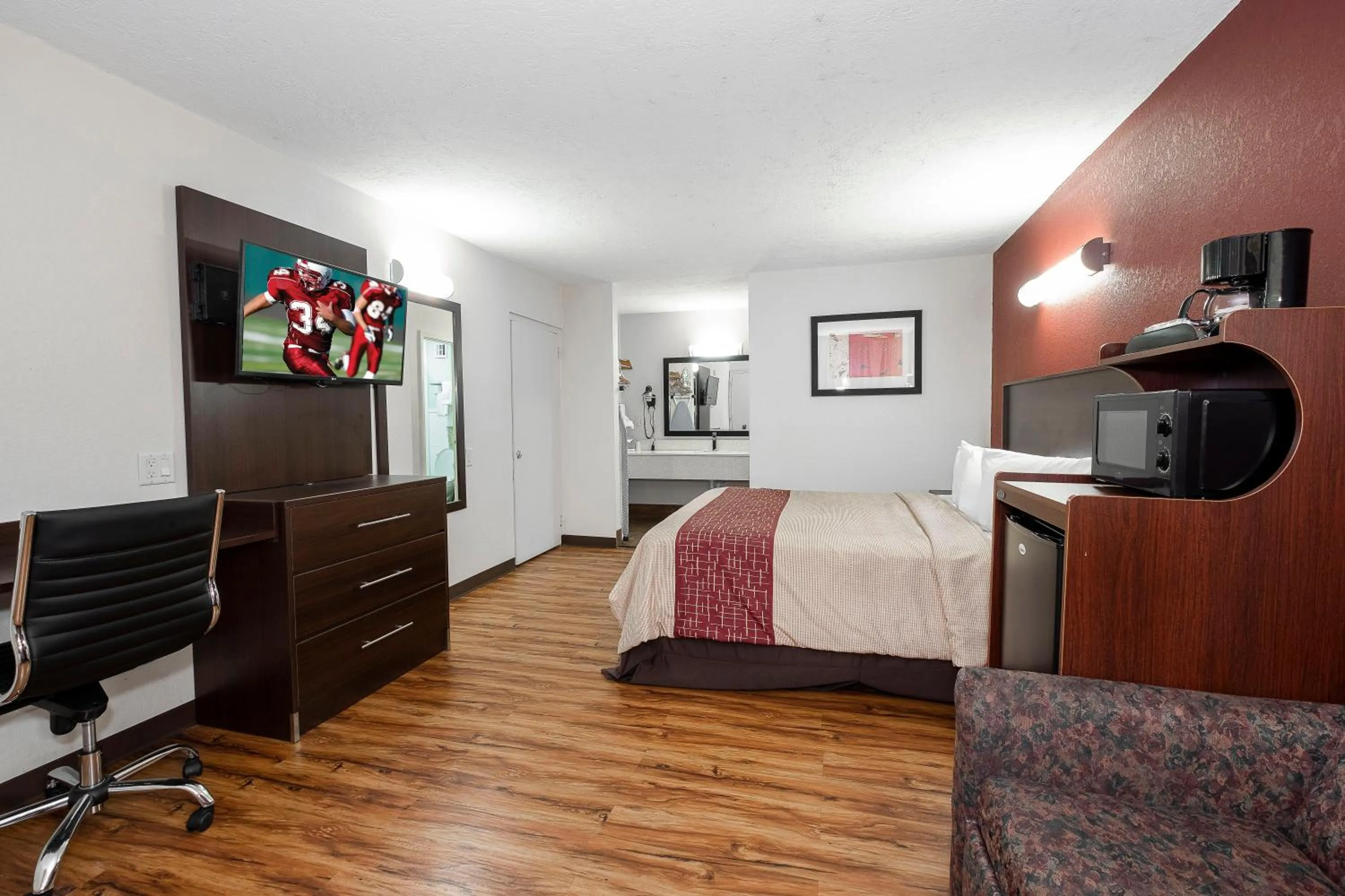 Photo of the whole room, Bed in Red Roof Inn Starkville - University