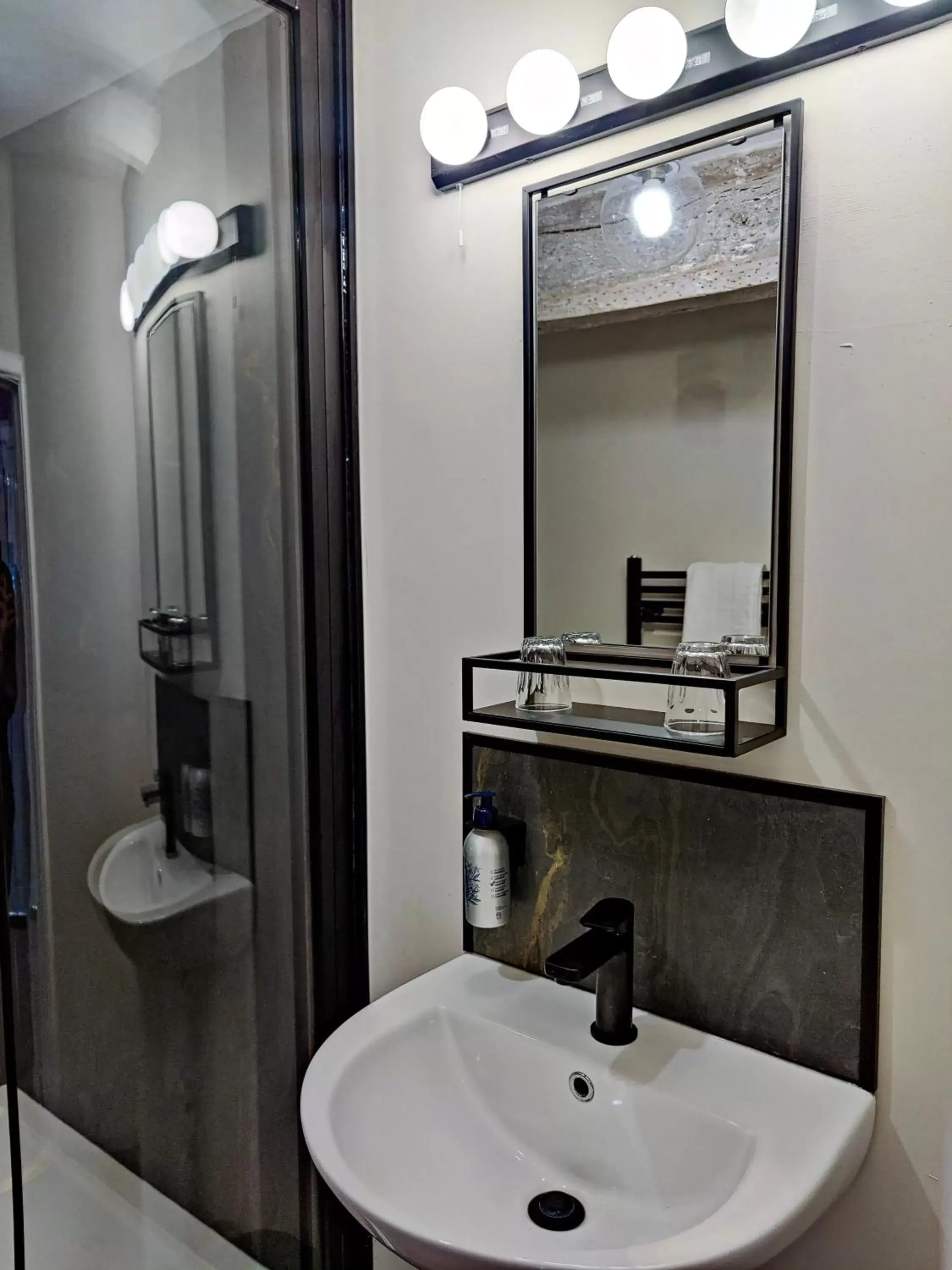 Bathroom in Plas Dolguog