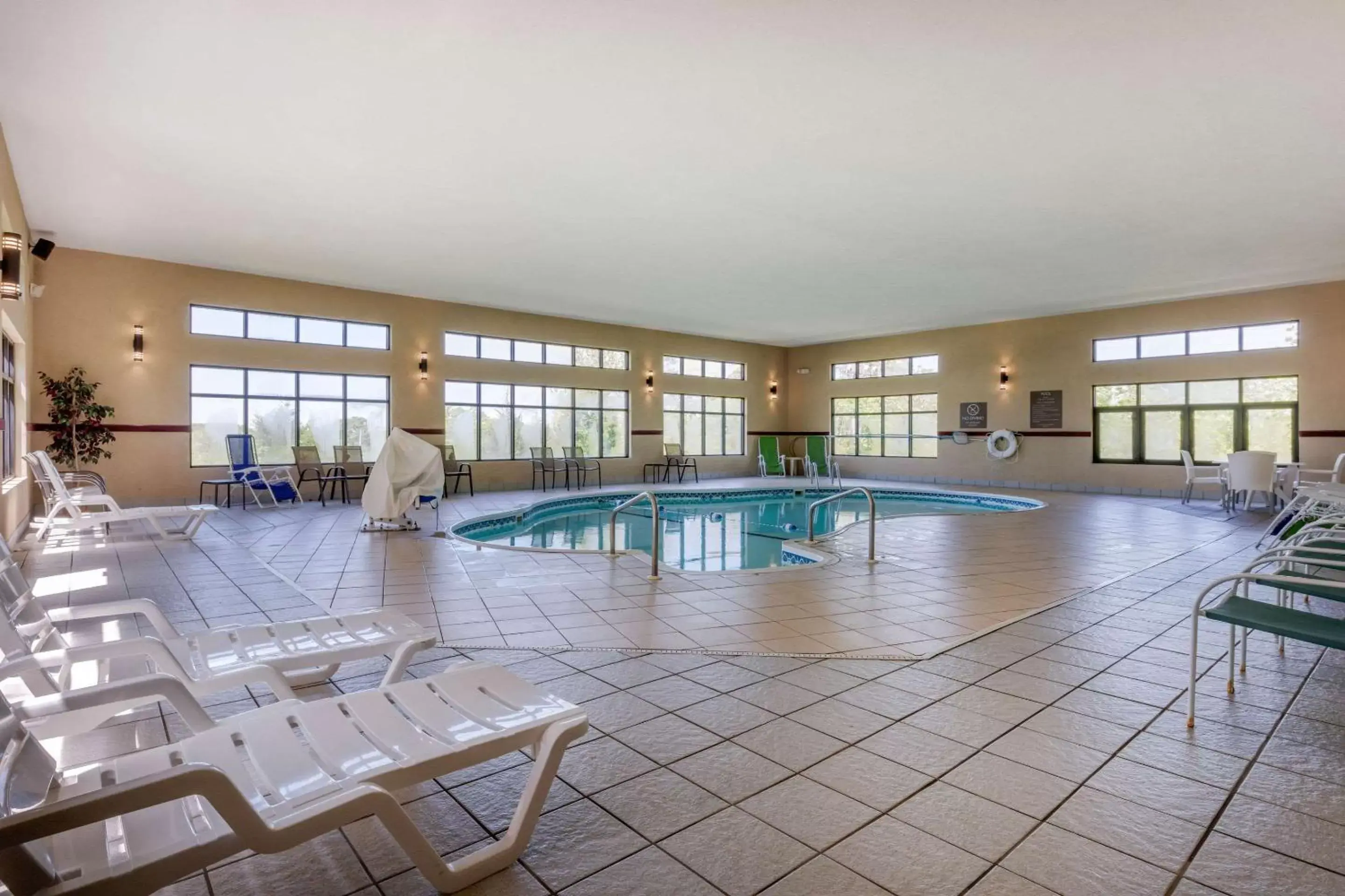 On site, Swimming Pool in Comfort Suites Rolla