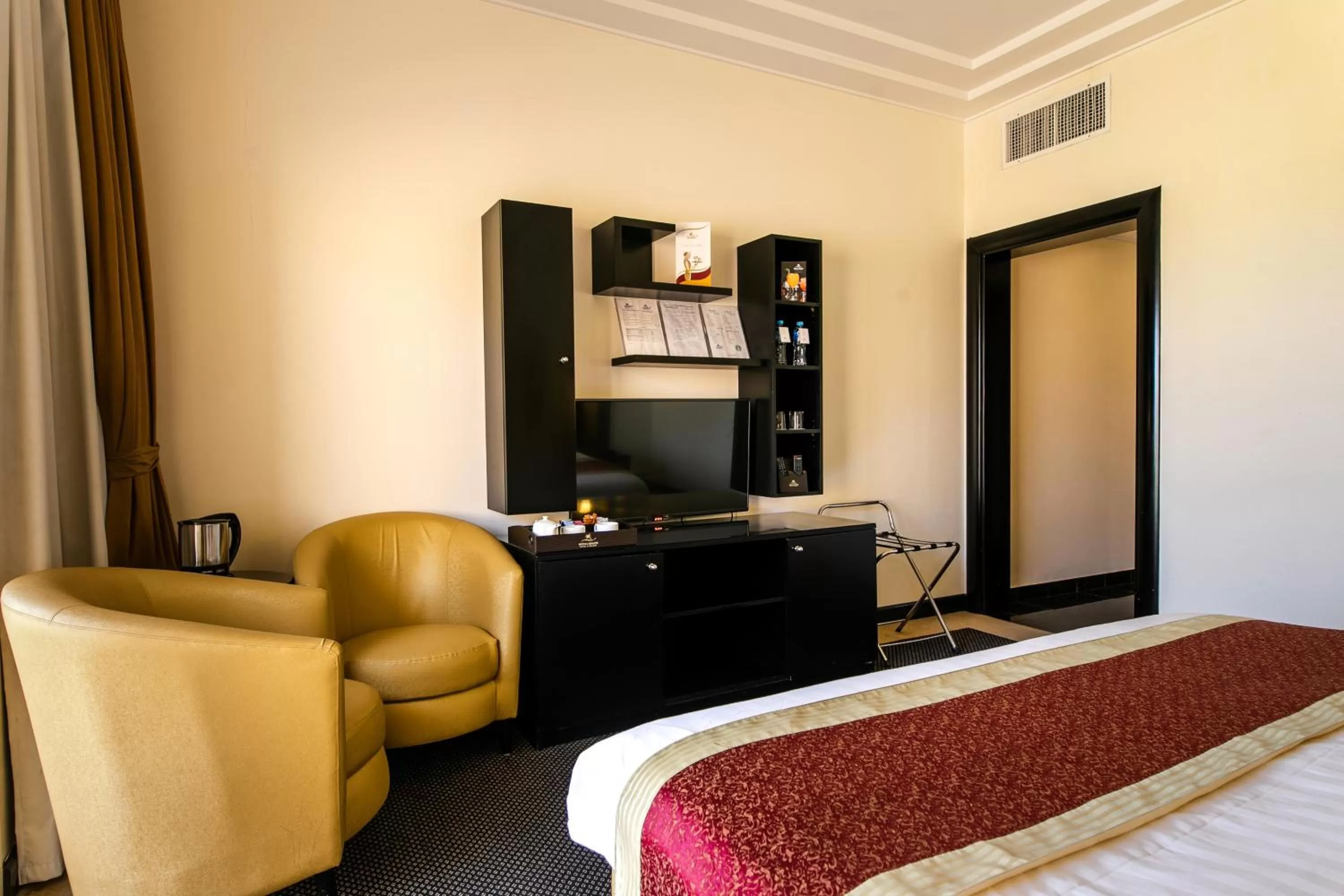 hair dresser, Bed in Royal Beach Hotel & Resort