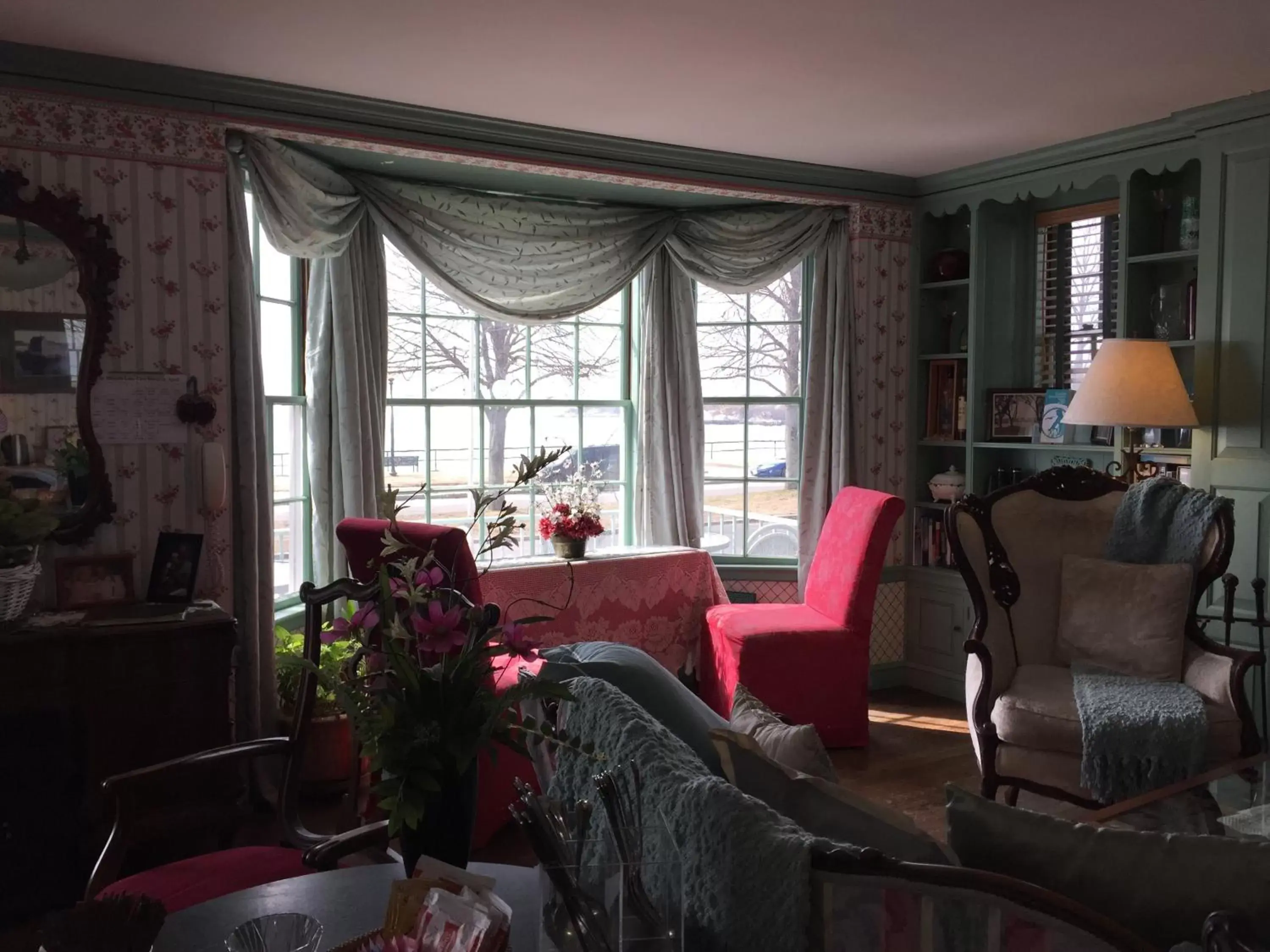 Living room, Seating Area in Harborview Inn