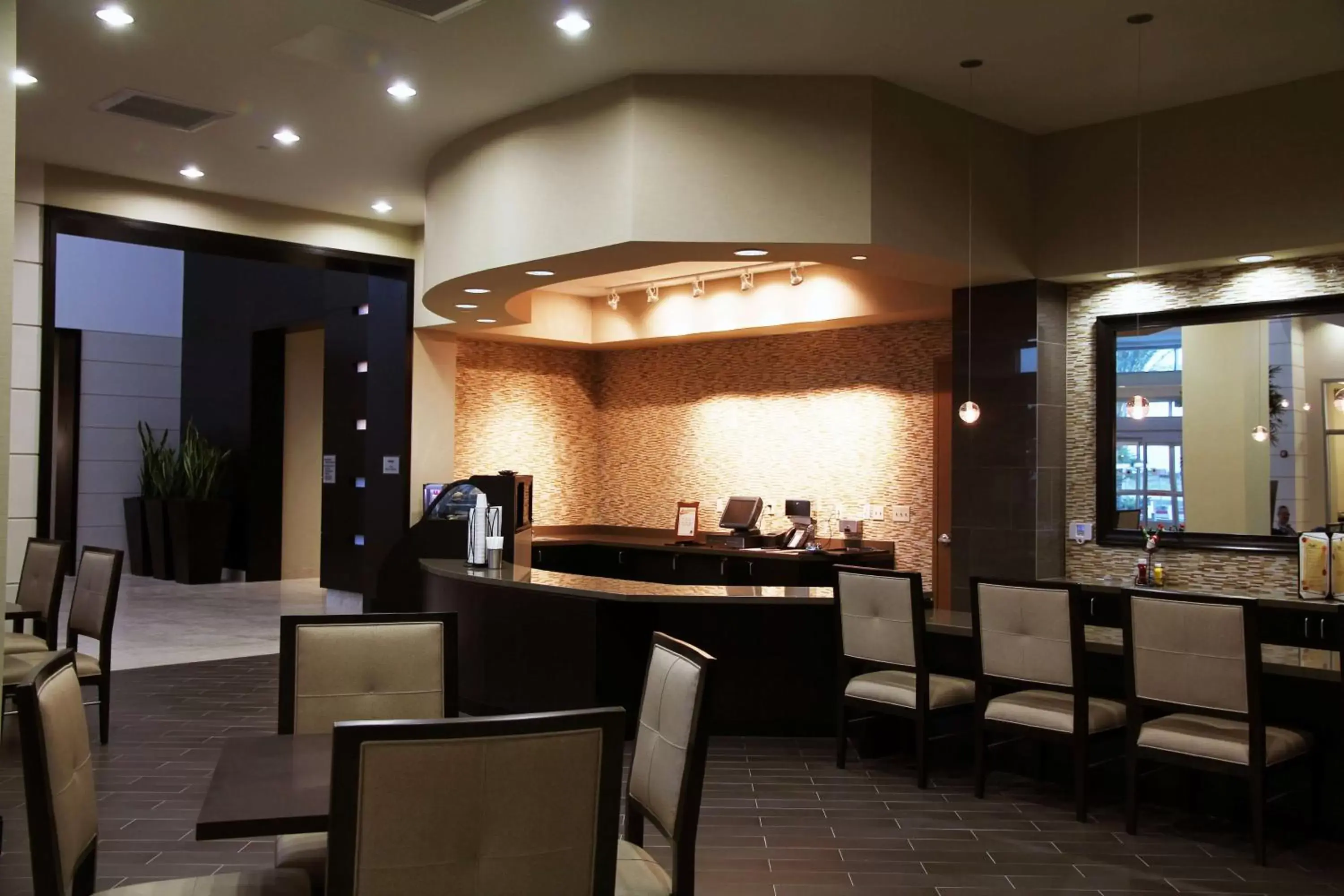 Restaurant/Places to Eat in Embassy Suites Ontario - Airport