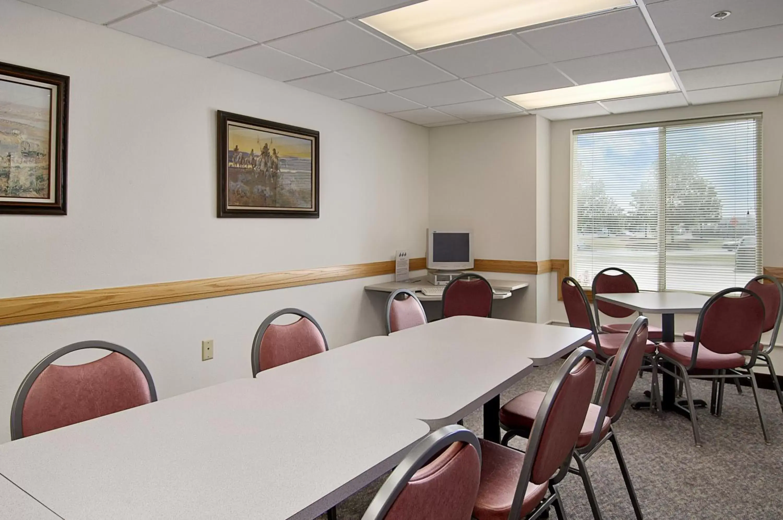 Meeting/conference room in Days Inn by Wyndham Great Falls