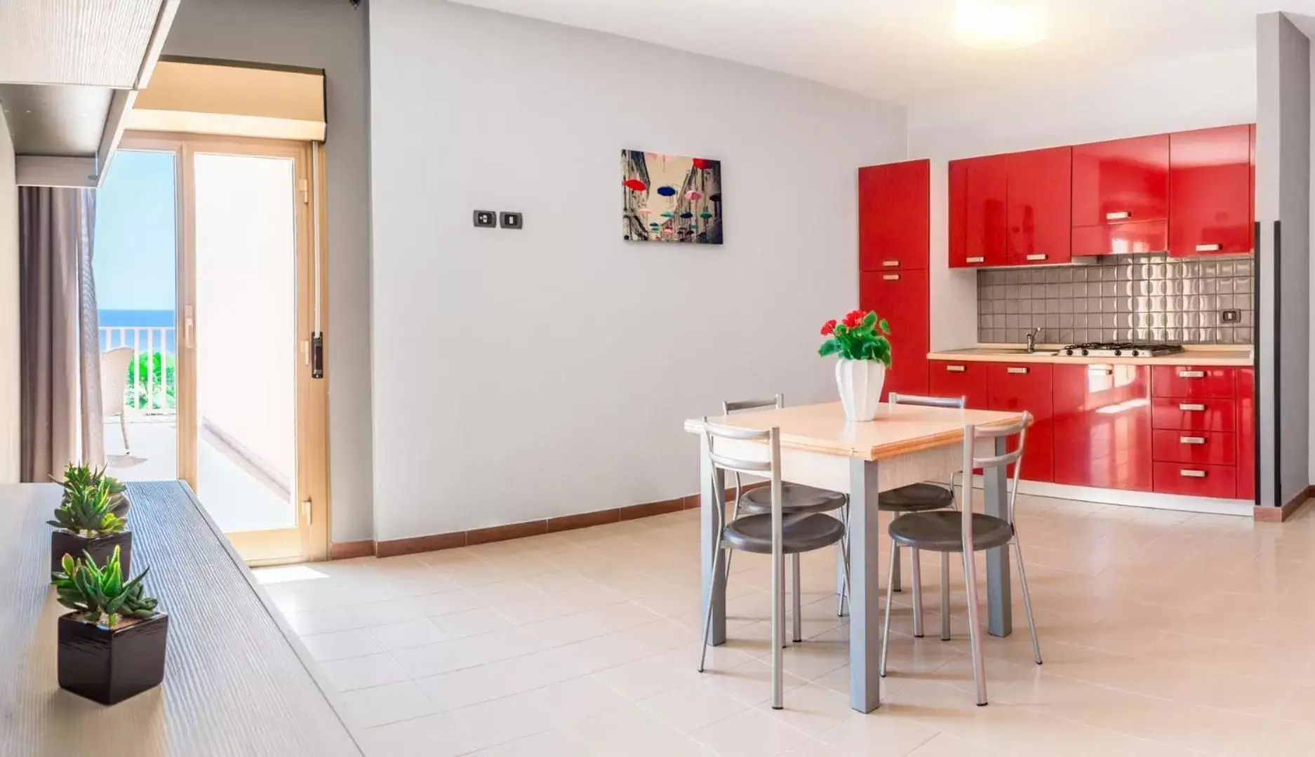 Kitchen or kitchenette, Dining Area in Aparthotel Isabella