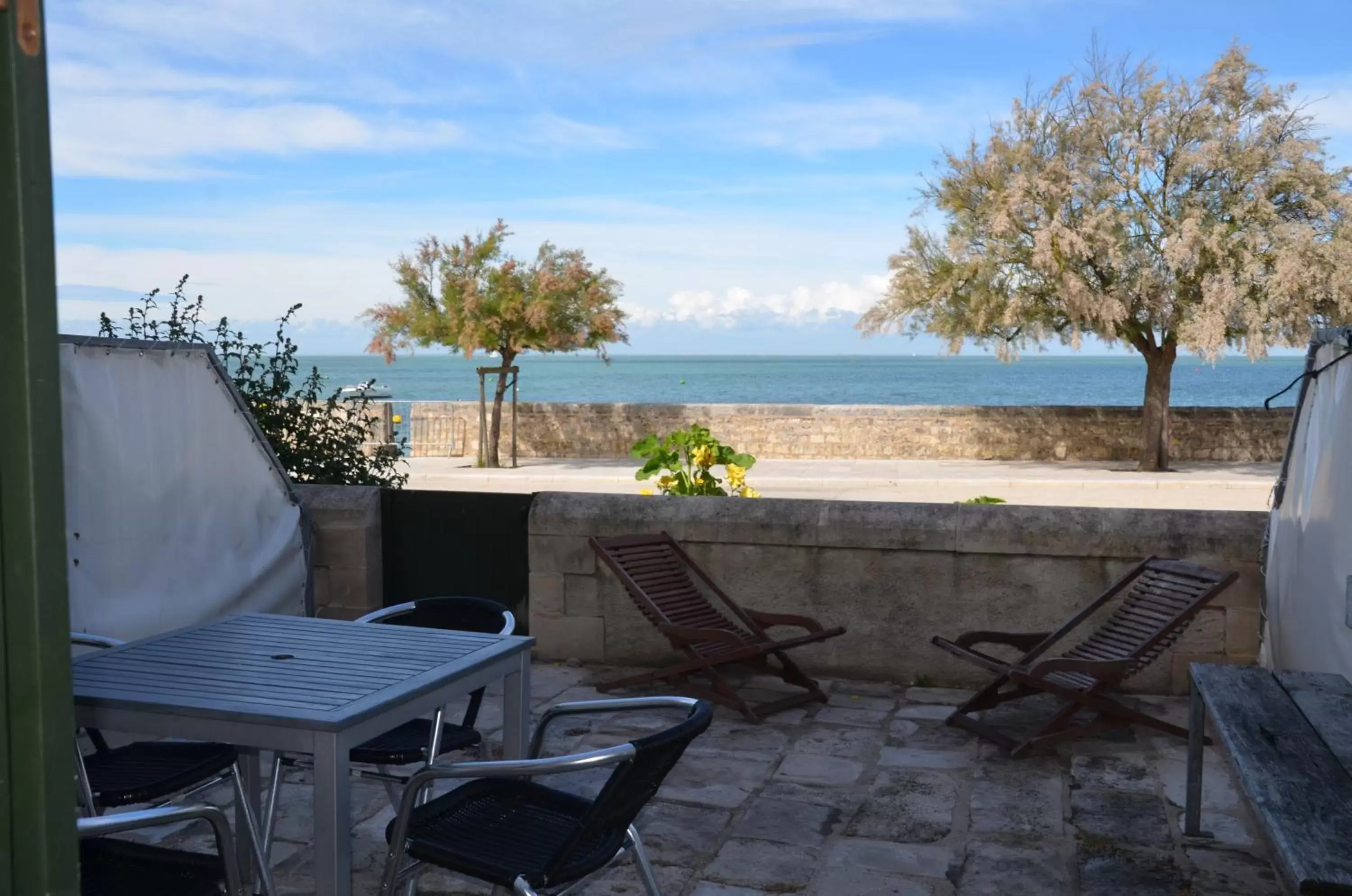 Patio in Le Mole (Appartements et Chambres)