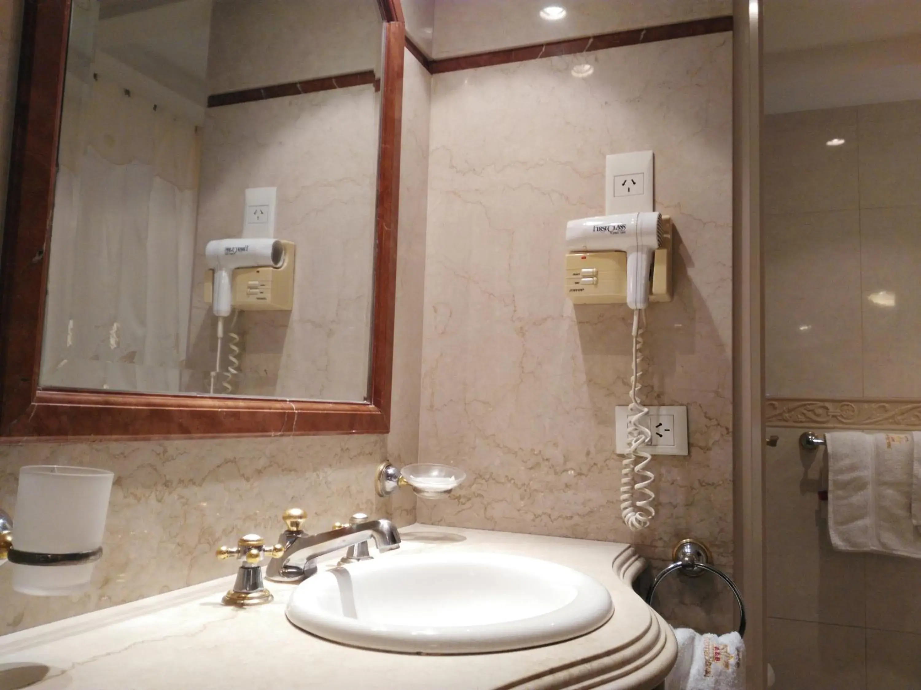 Bathroom in Hotel A&B Internacional