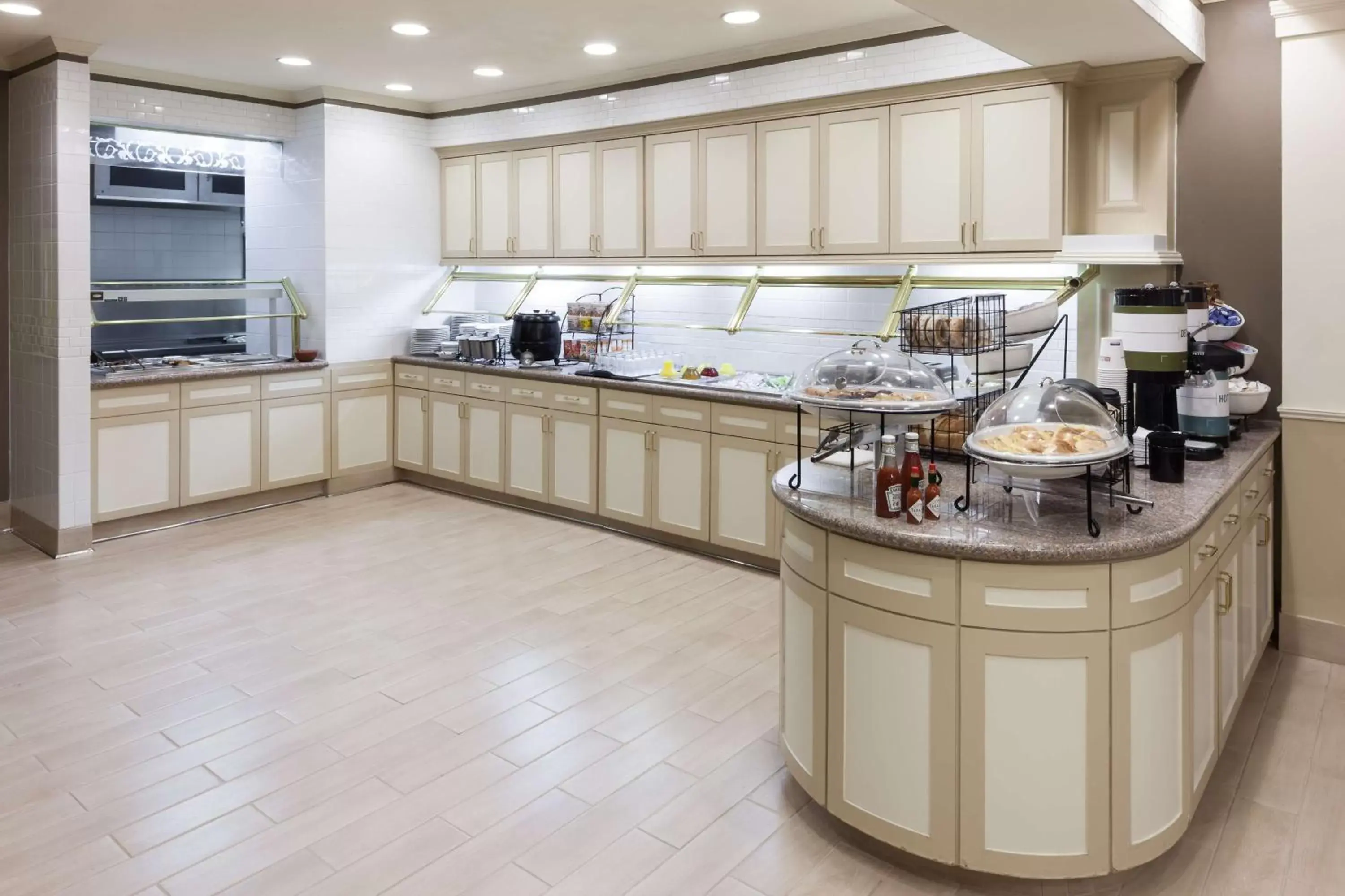 Dining area, Kitchen/Kitchenette in Hilton Garden Inn McAllen Airport