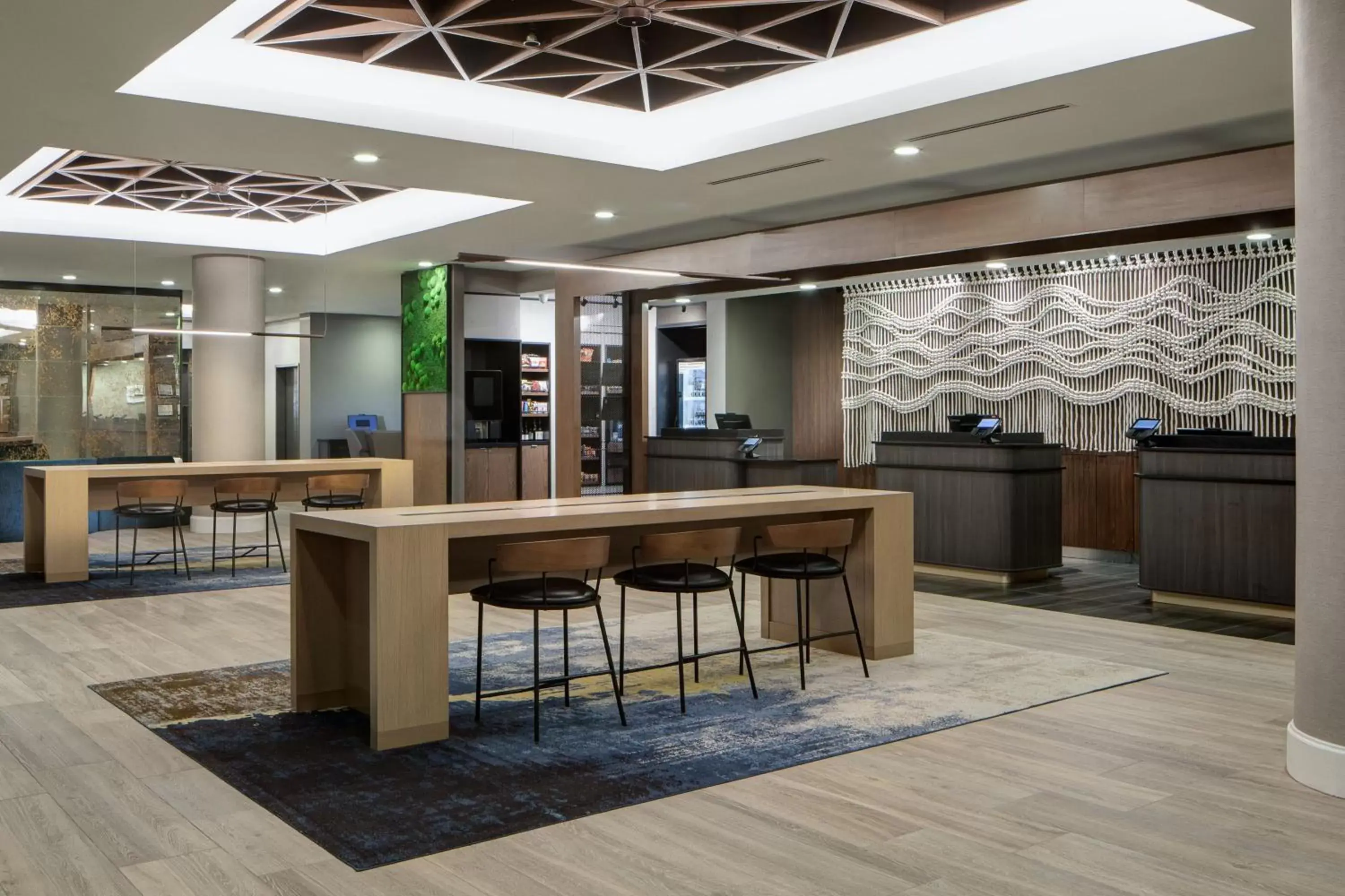 Lobby or reception, Lounge/Bar in Courtyard by Marriott Chicago Downtown/River North