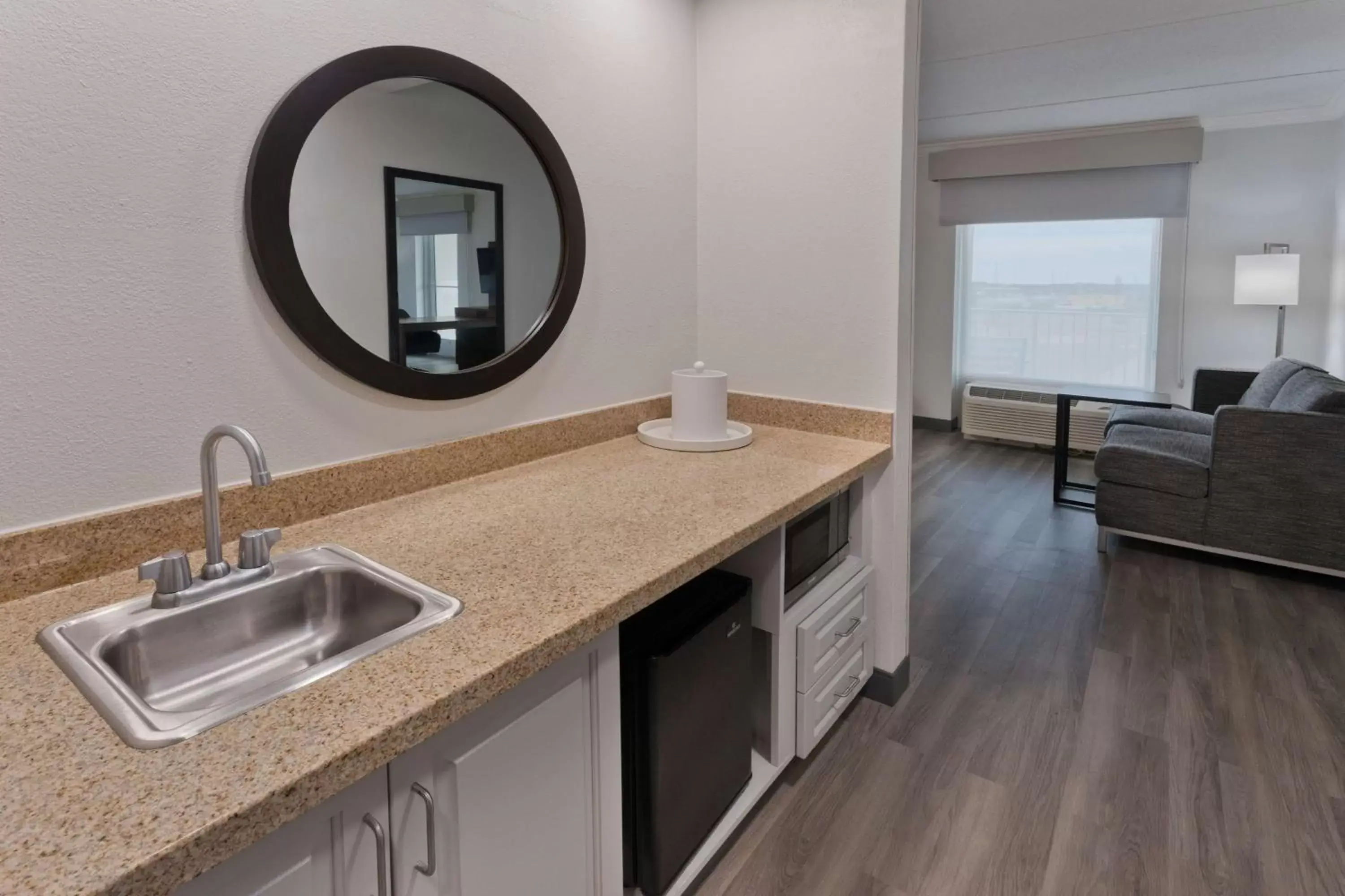 Photo of the whole room, Kitchen/Kitchenette in Hampton Inn & Suites Lanett/West Point