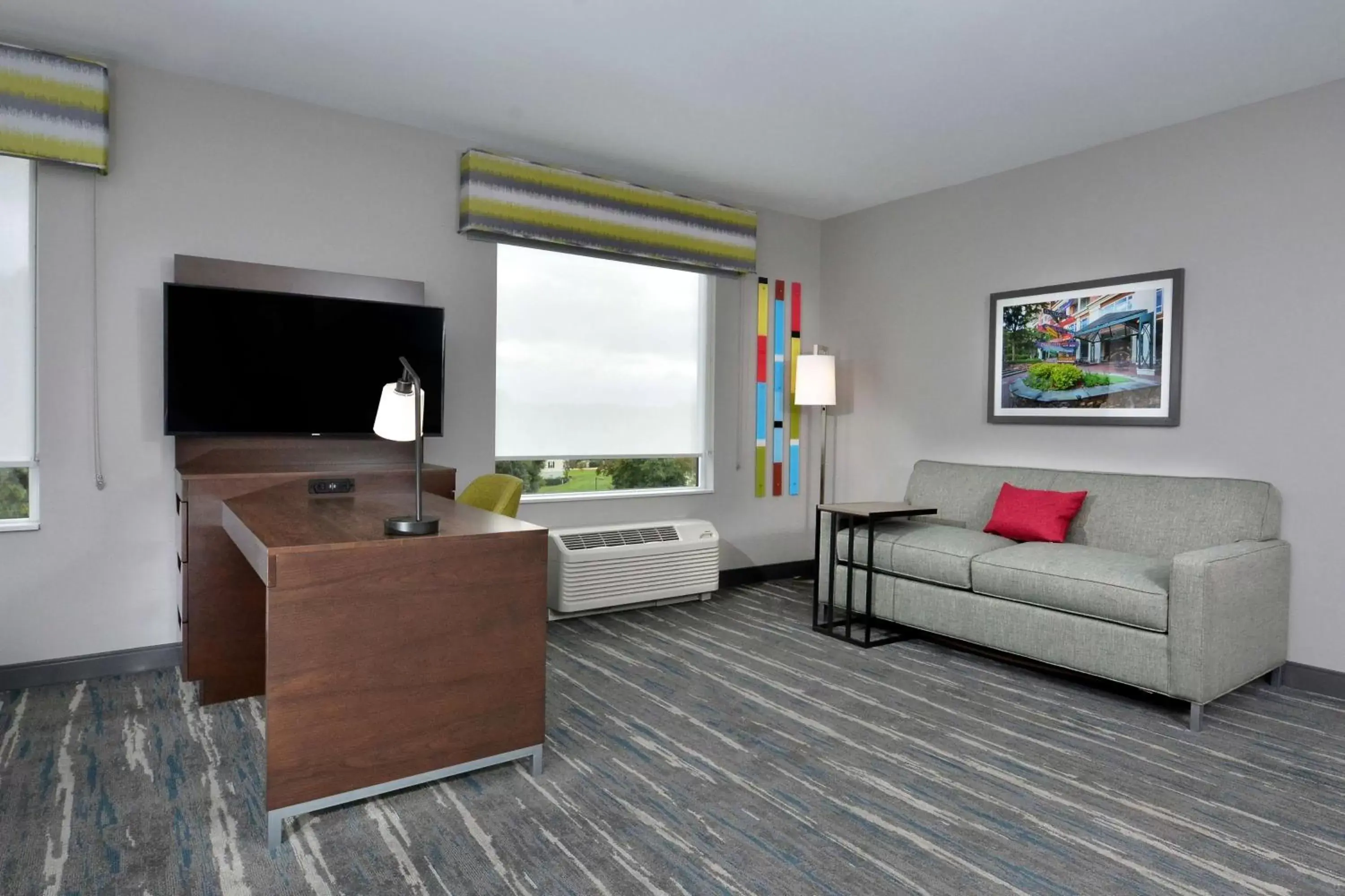 Bedroom, Seating Area in Hampton Inn & Suites Charlotte North I 485