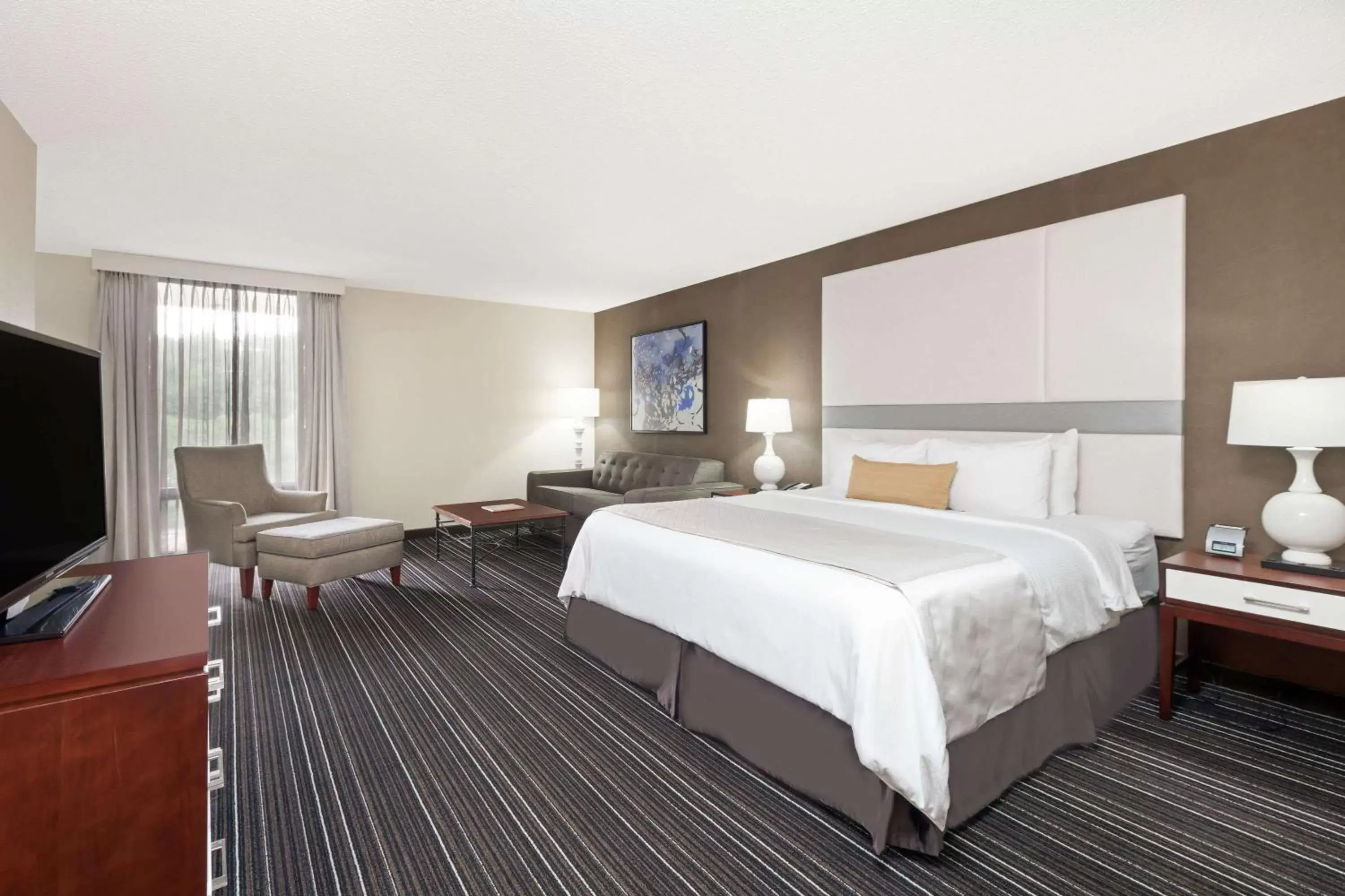 Photo of the whole room, Bed in Sonesta Atlanta Northwest Galleria