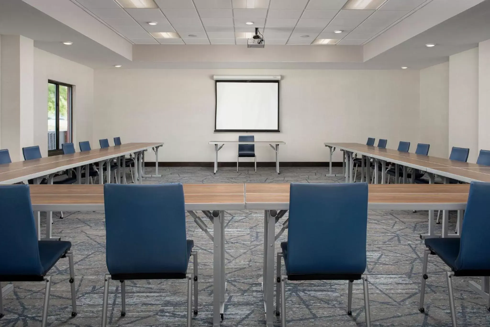 Meeting/conference room in Holiday Inn Express Hotel & Suites Knoxville-Clinton, an IHG Hotel