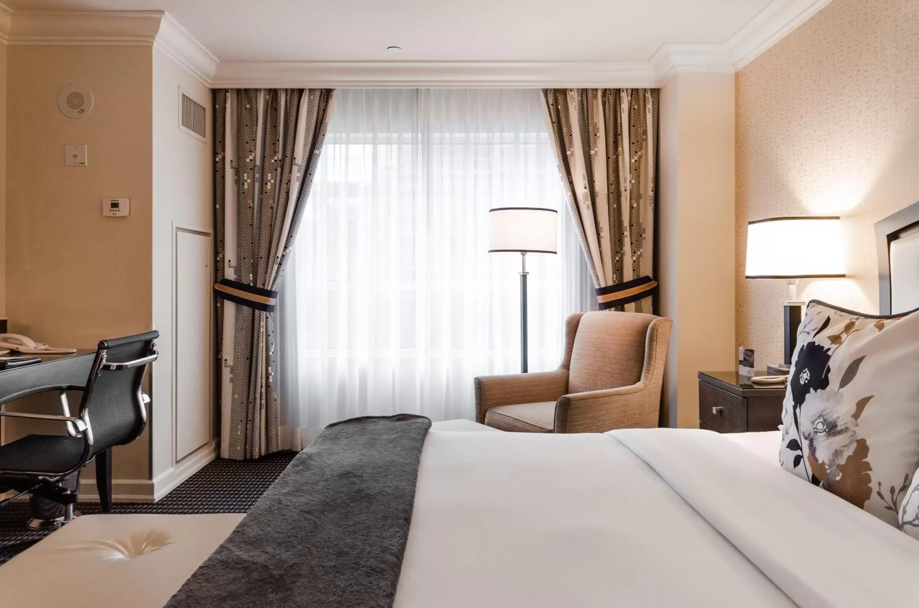 Bedroom, Bed in Le St-Martin Hotel Centre-ville – Hotel Particulier