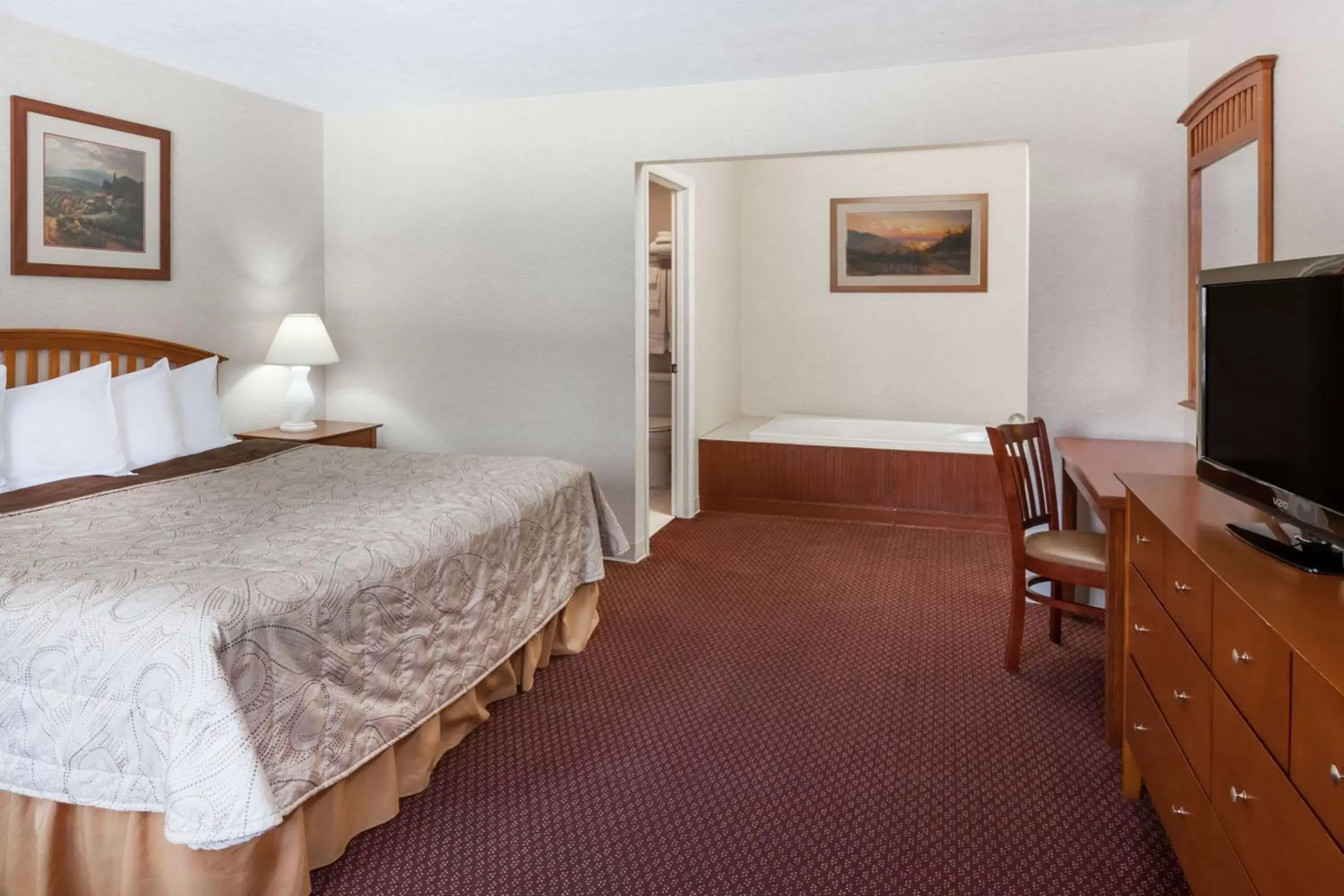 Photo of the whole room, Bed in Howard Johnson by Wyndham Traverse City