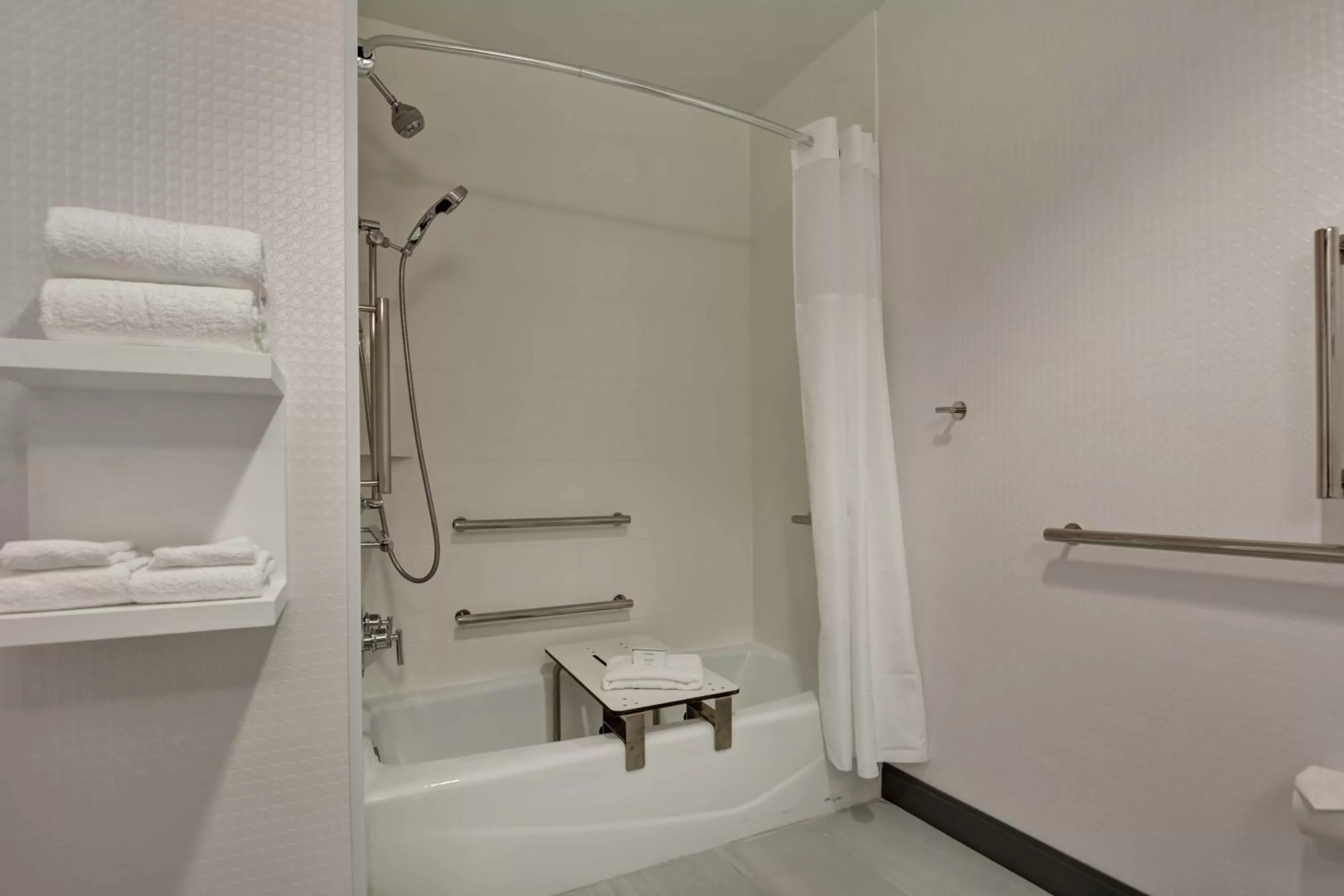 King Room with Accessible Tub - Mobility Access in Hampton Inn & Suites Newark-Harrison-Riverwalk