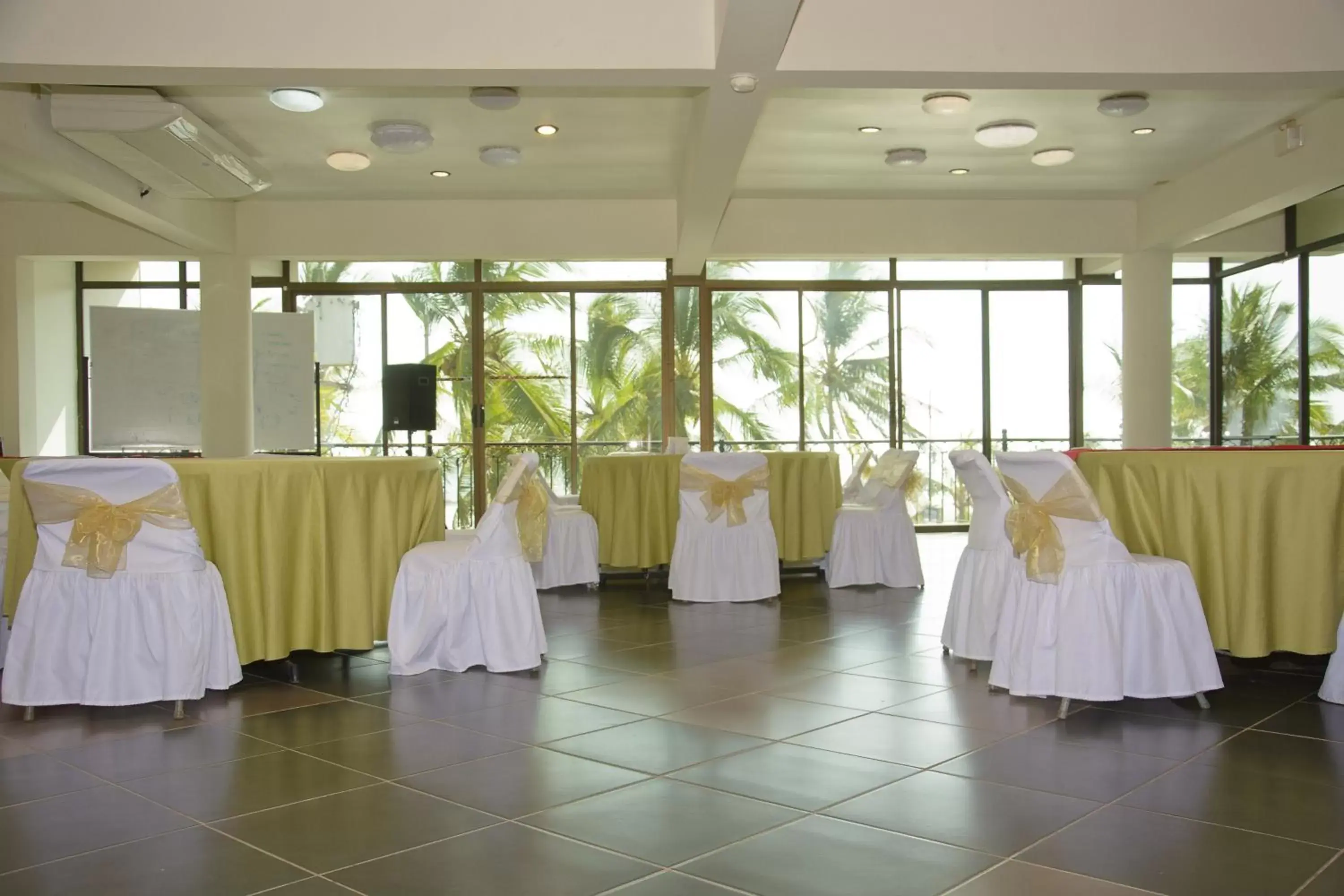 Restaurant/places to eat, Banquet Facilities in Balcon del Mar Beach Front Hotel