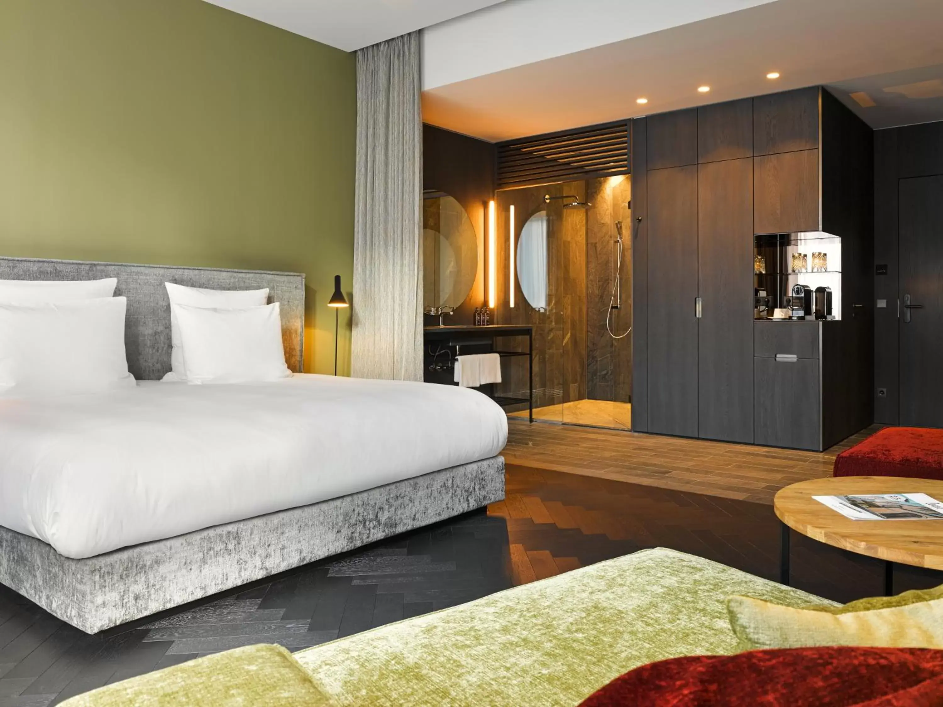 Shower, Bed in east Hotel Hamburg Shower, Bed in east Hotel Hamburg