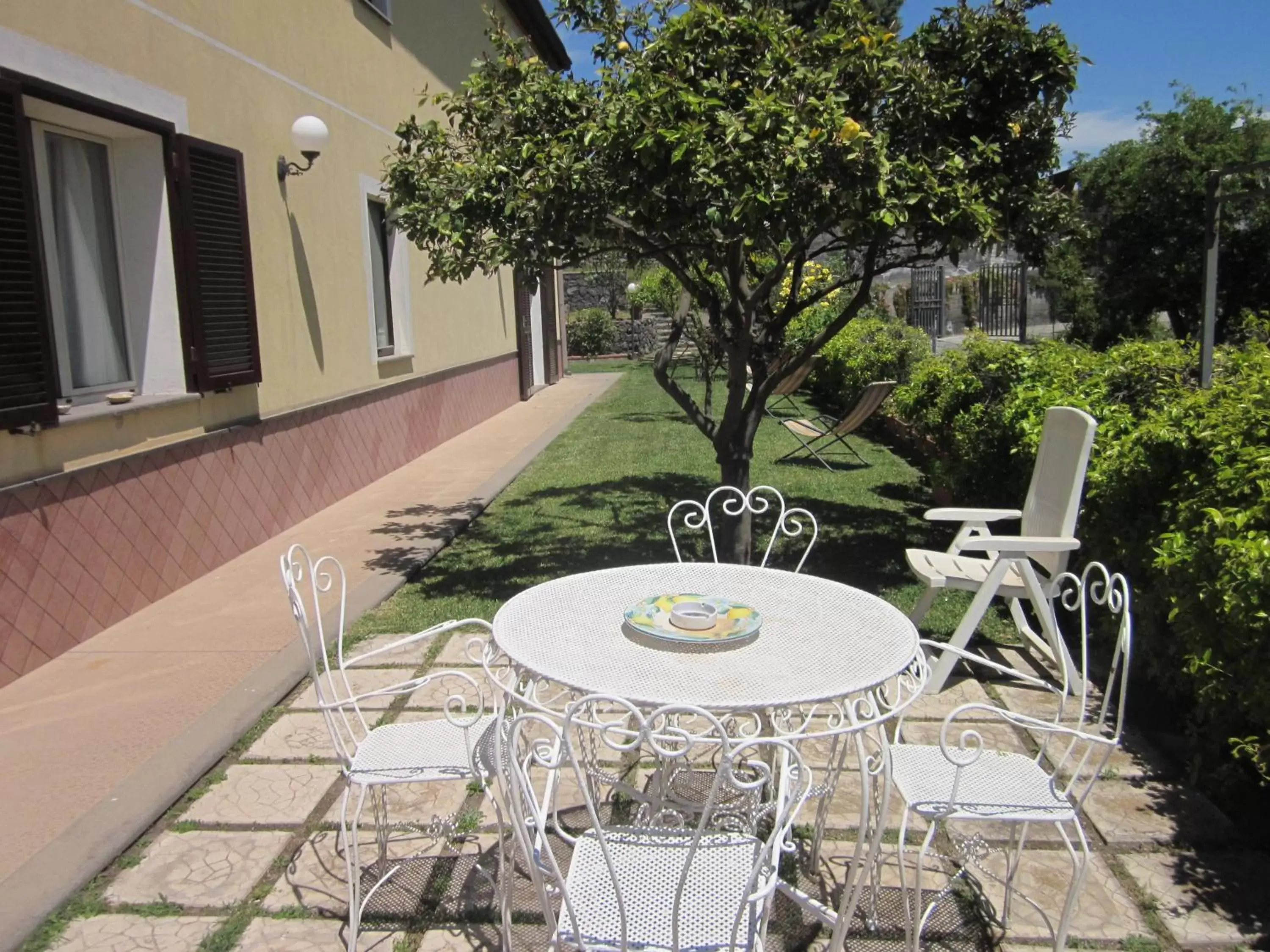 Garden in B&B BOUTIQUE DI CHARME "ETNA-RELAX-NATURA"