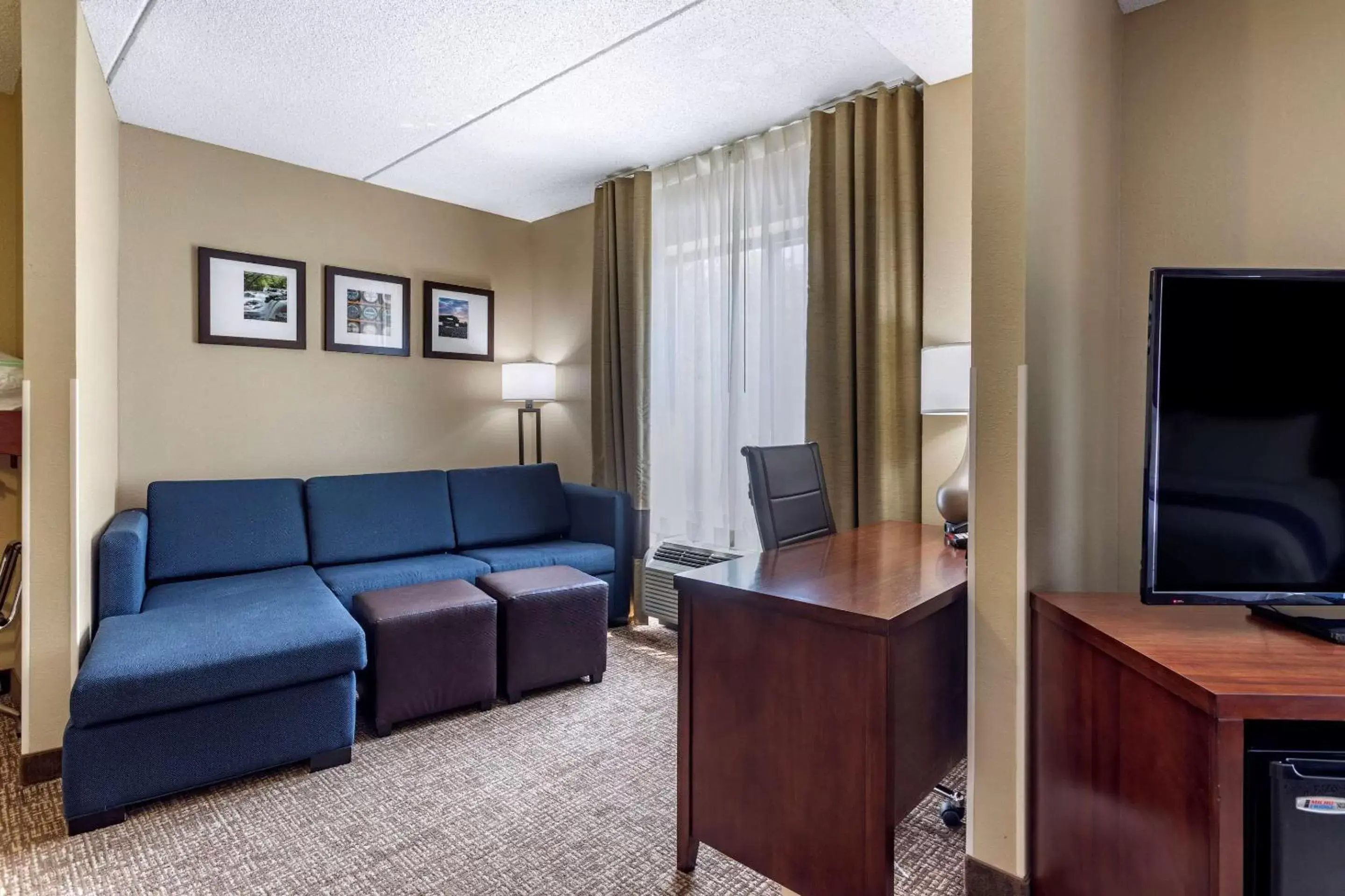 Photo of the whole room, Seating Area in Comfort Suites Manchester