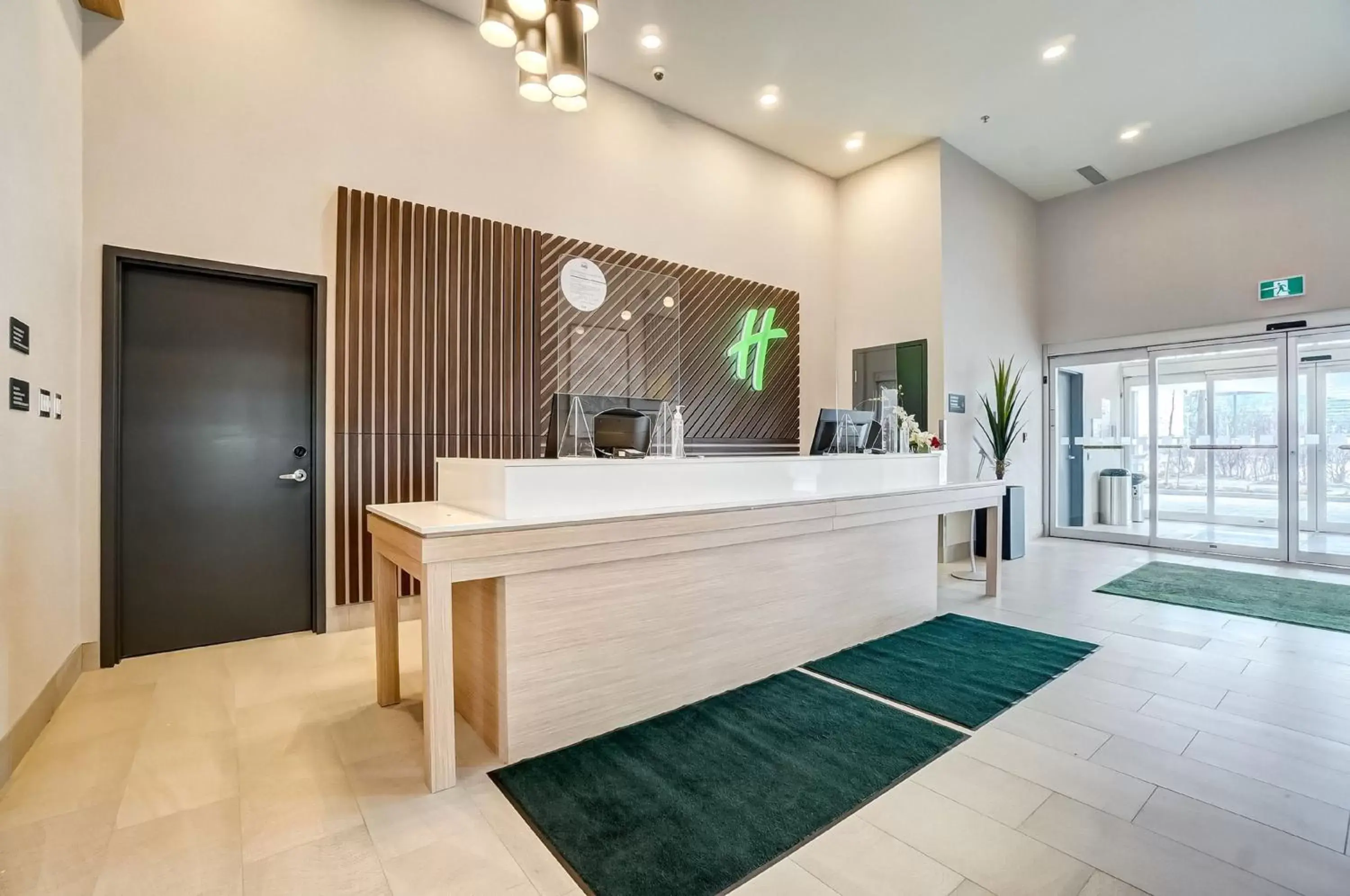 Property building, Lobby/Reception in Holiday Inn Gatineau - Ottawa, an IHG Hotel