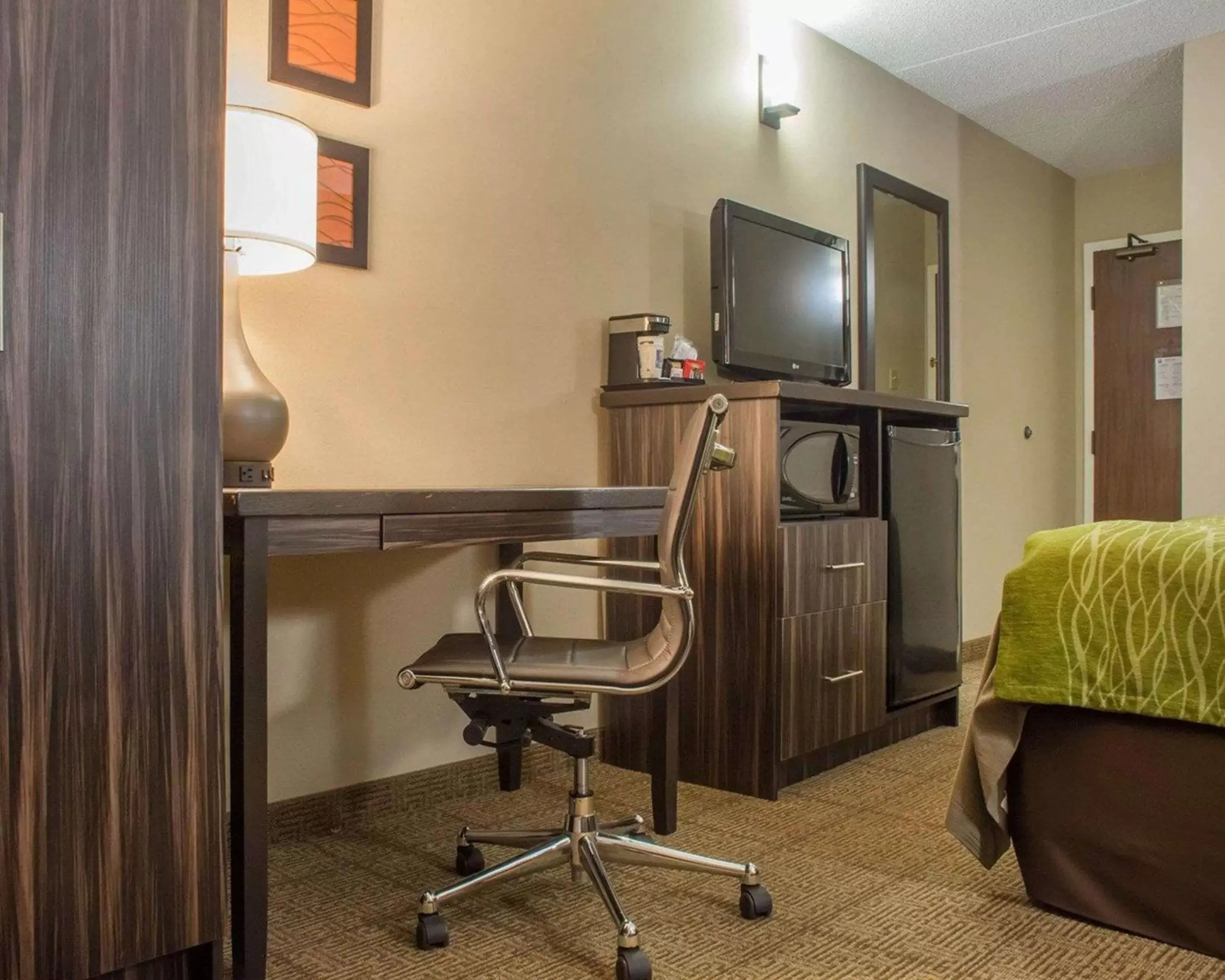 Photo of the whole room, TV/Entertainment Center in Comfort Inn St. Catharines Niagara