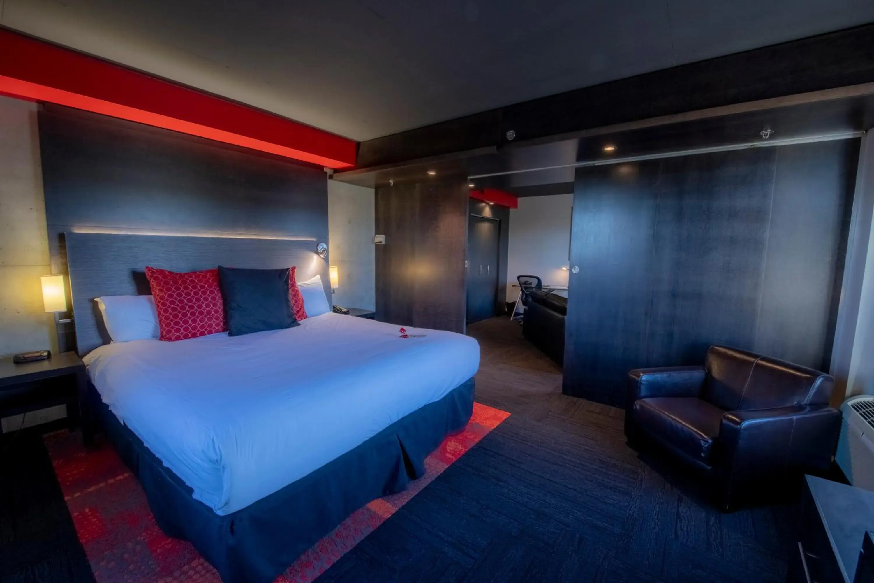 Bedroom, Bed in Grand Times Hotel - Aeroport de Quebec