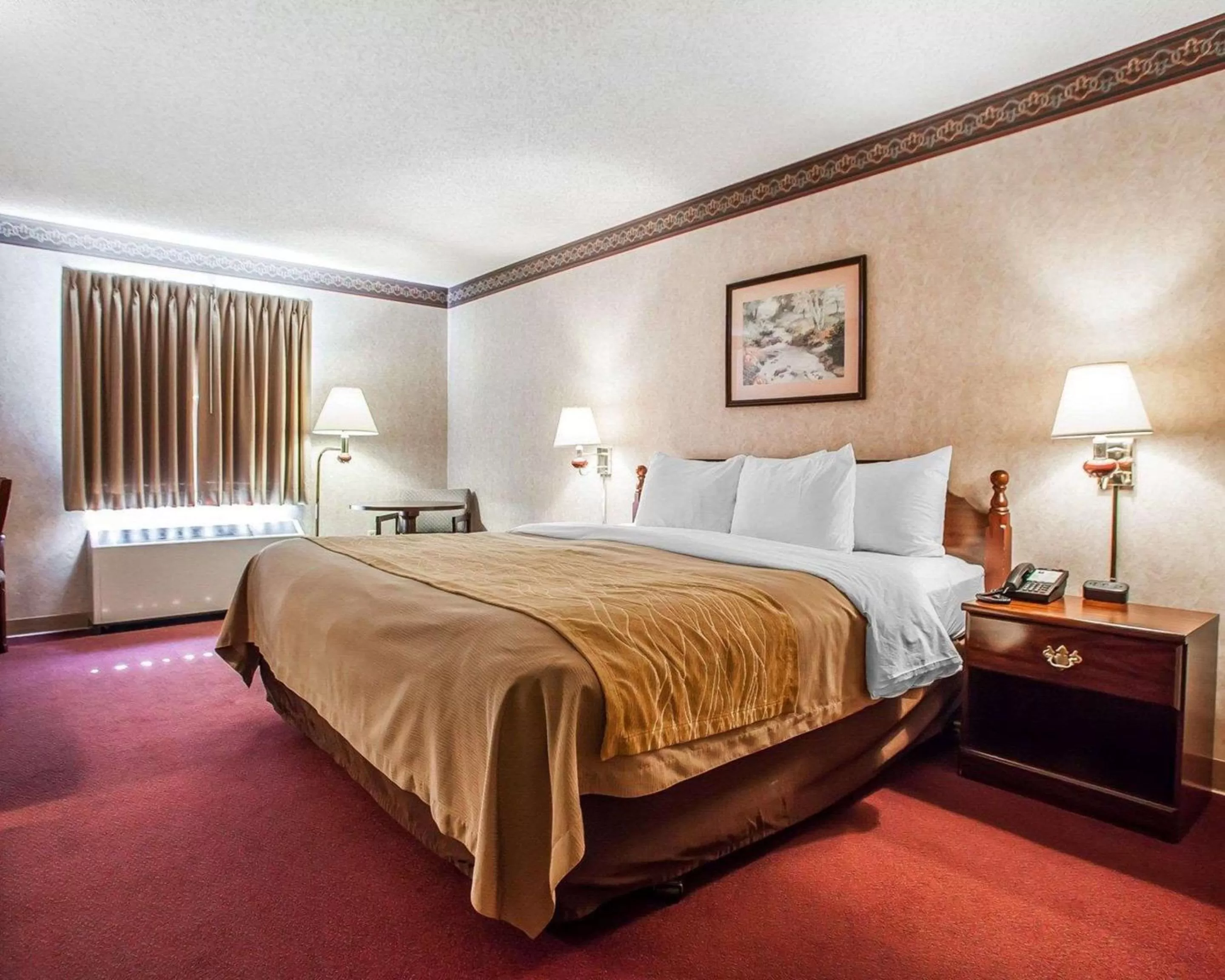 Photo of the whole room, Bed in Quality Inn Midway