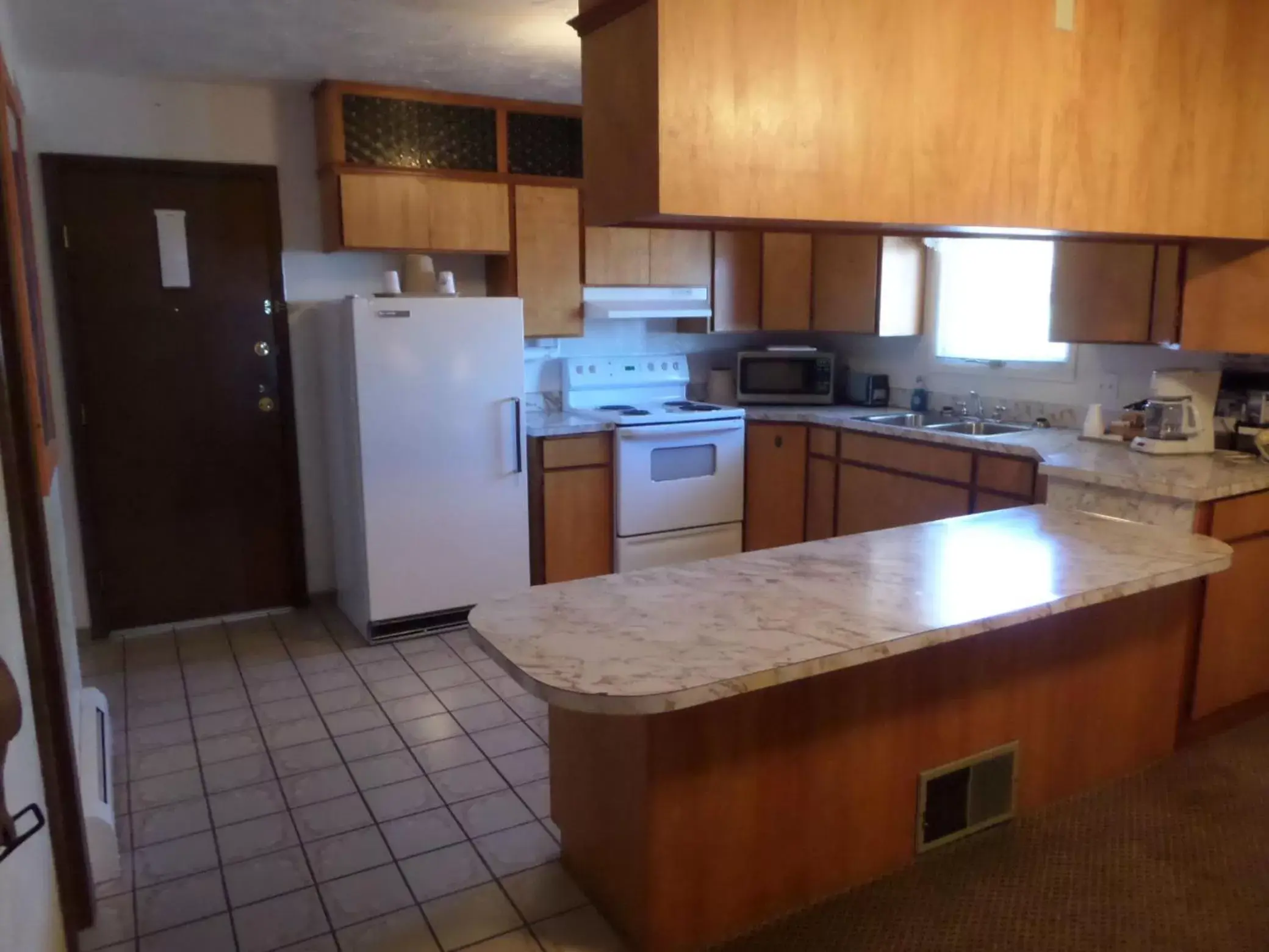 Kitchen or kitchenette, Kitchen/Kitchenette in Americas Best Value Inn Polson