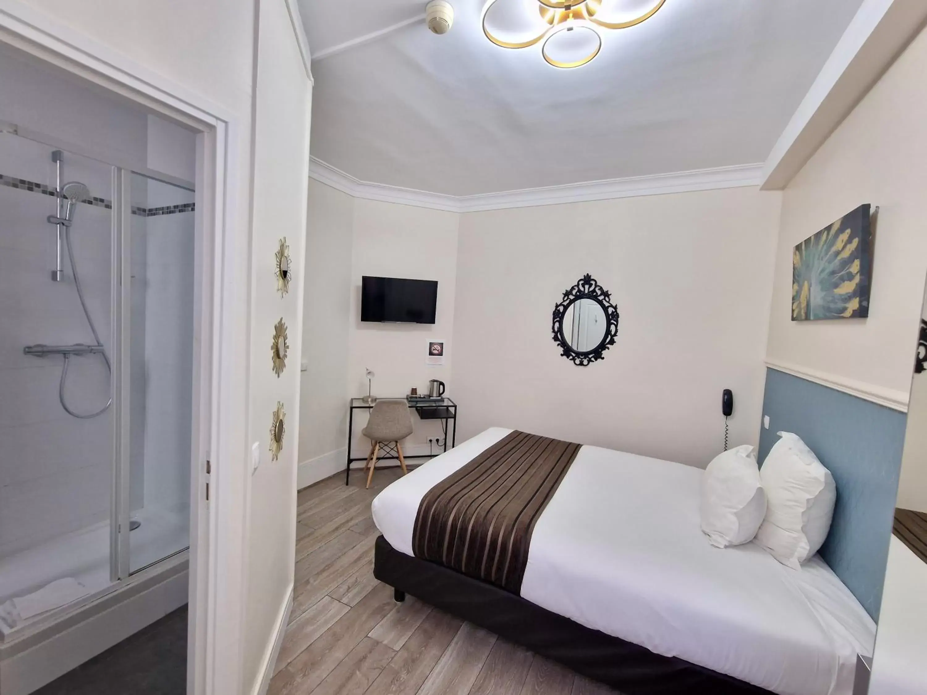 Bedroom, Bed in Hôtel Océanic - Grands Magasins