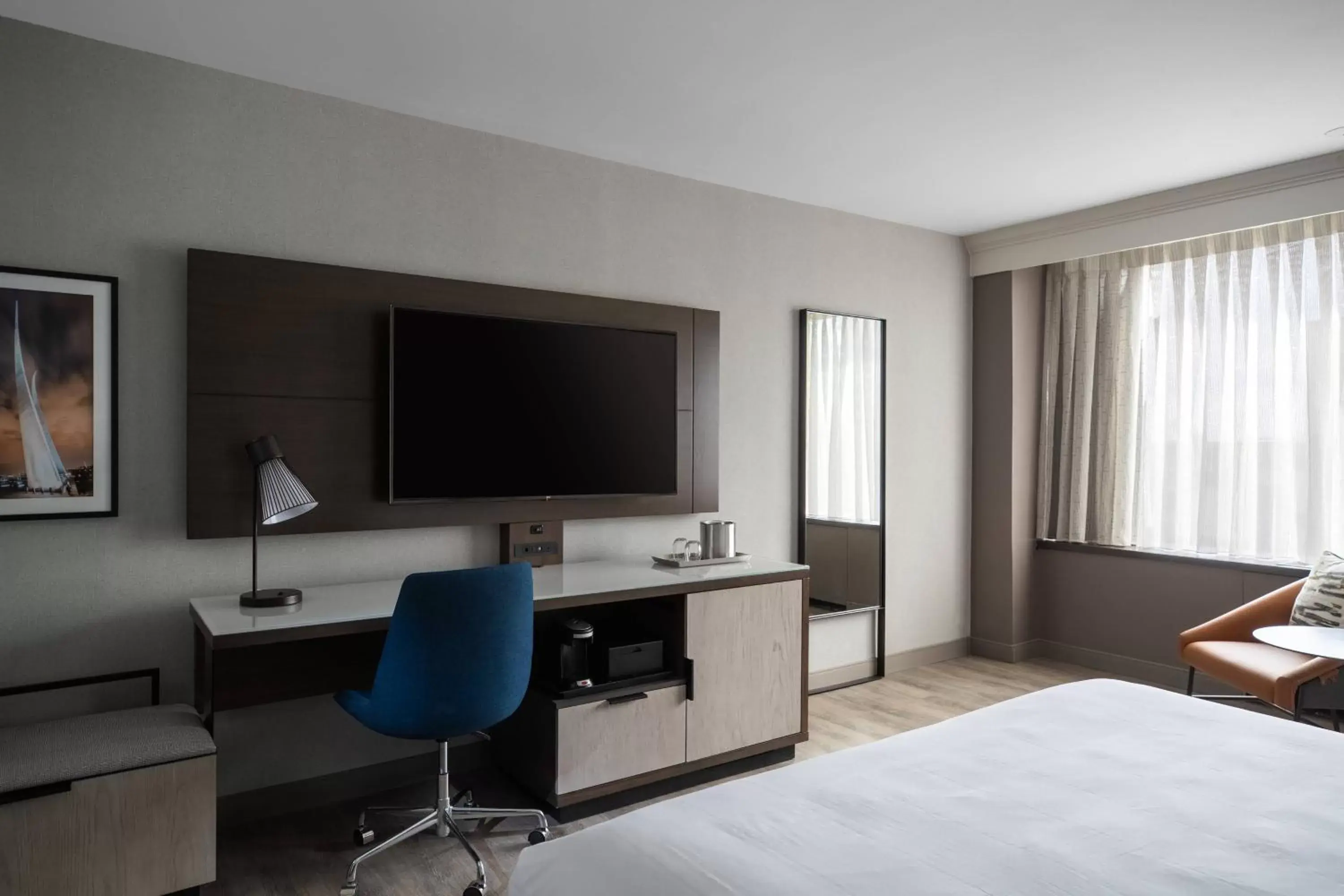 Photo of the whole room, TV/Entertainment Center in Crystal City Marriott at Reagan National Airport