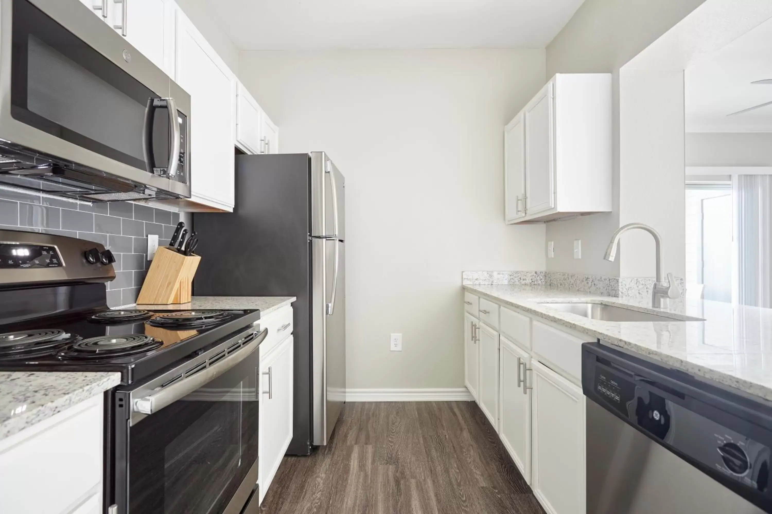 Living room, Kitchen/Kitchenette in Sonder at Med Center