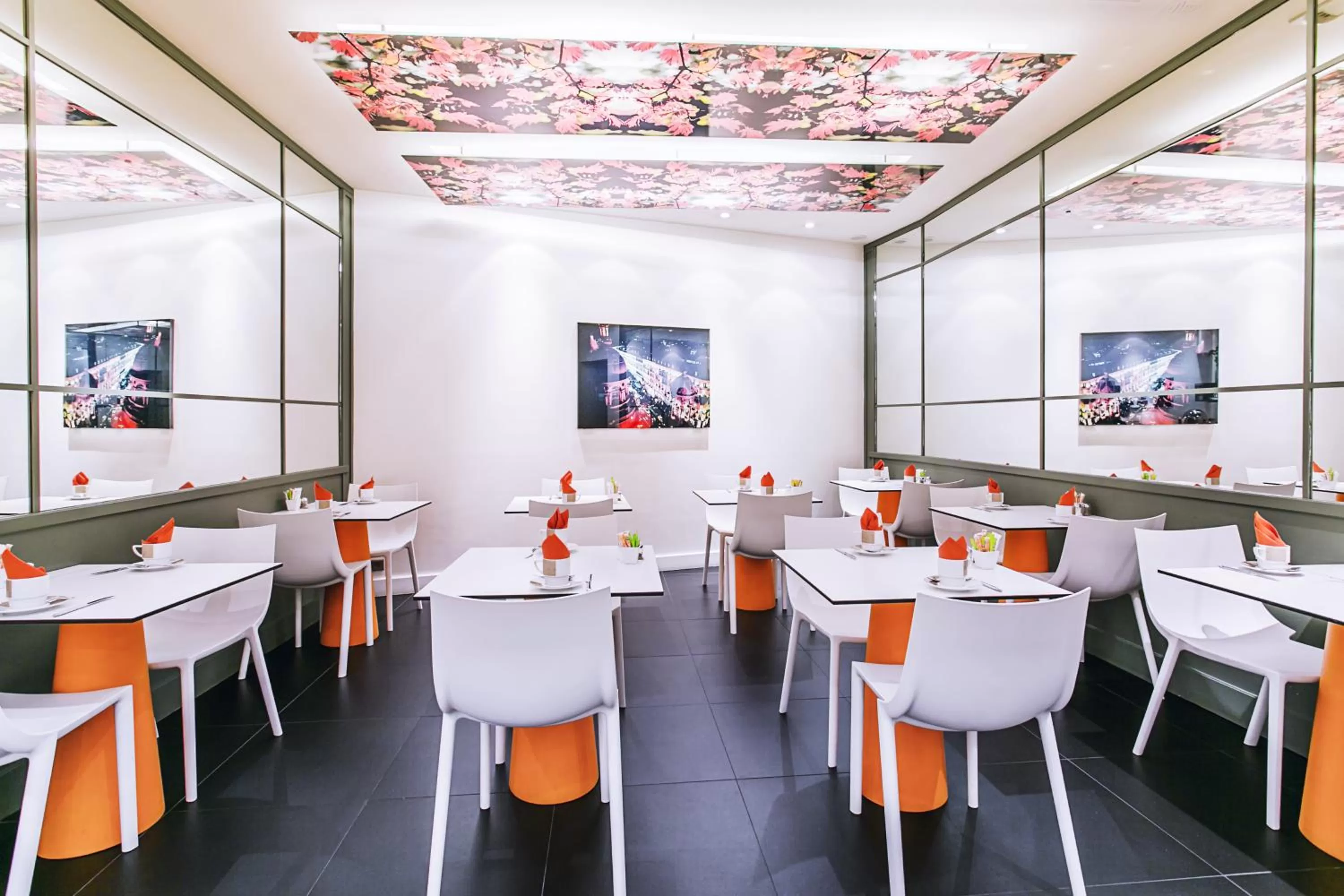 Restaurant/places to eat in Hotel Opéra Opal