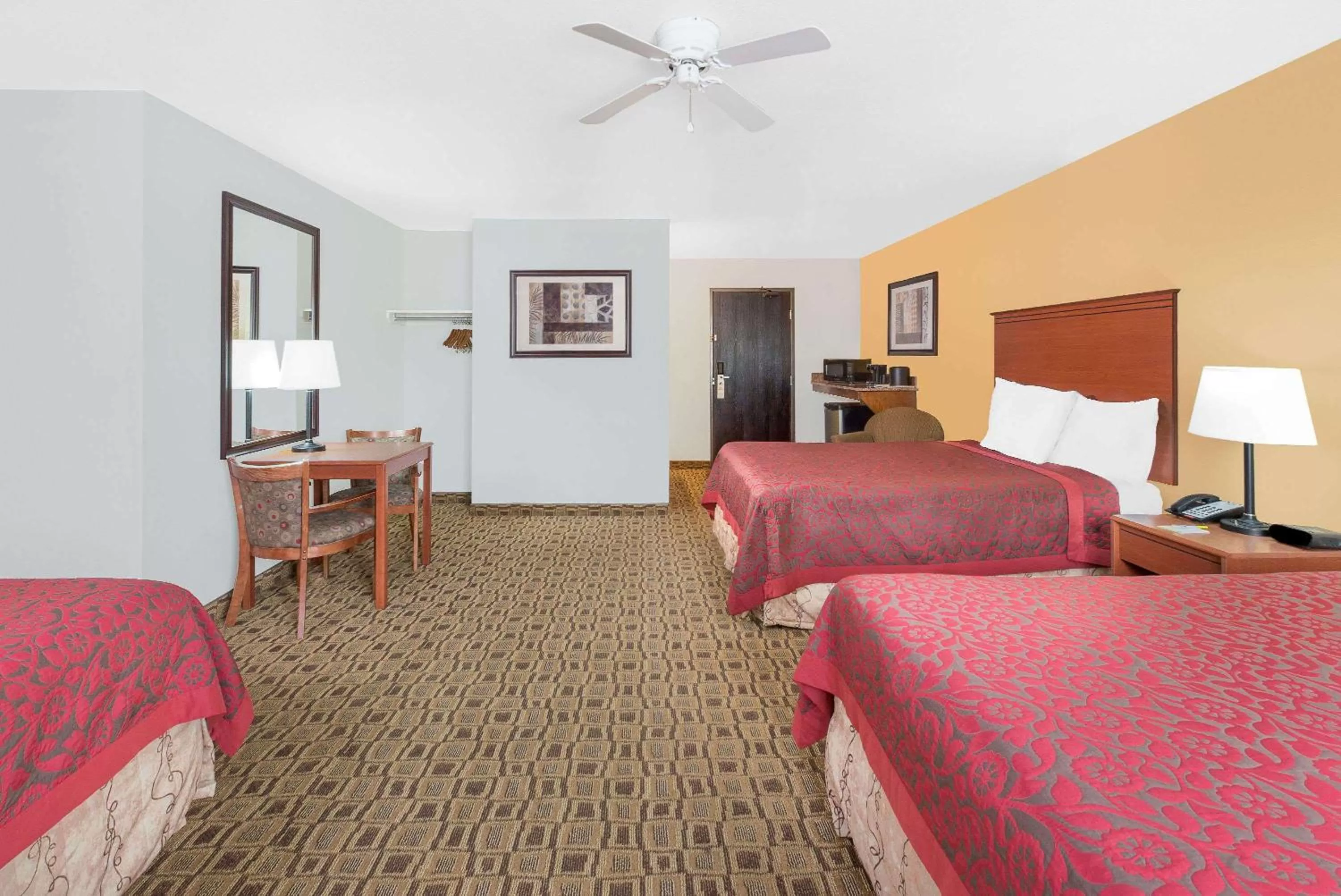 Superior Queen Suite - Non-Smoking in Days Inn by Wyndham Lamar