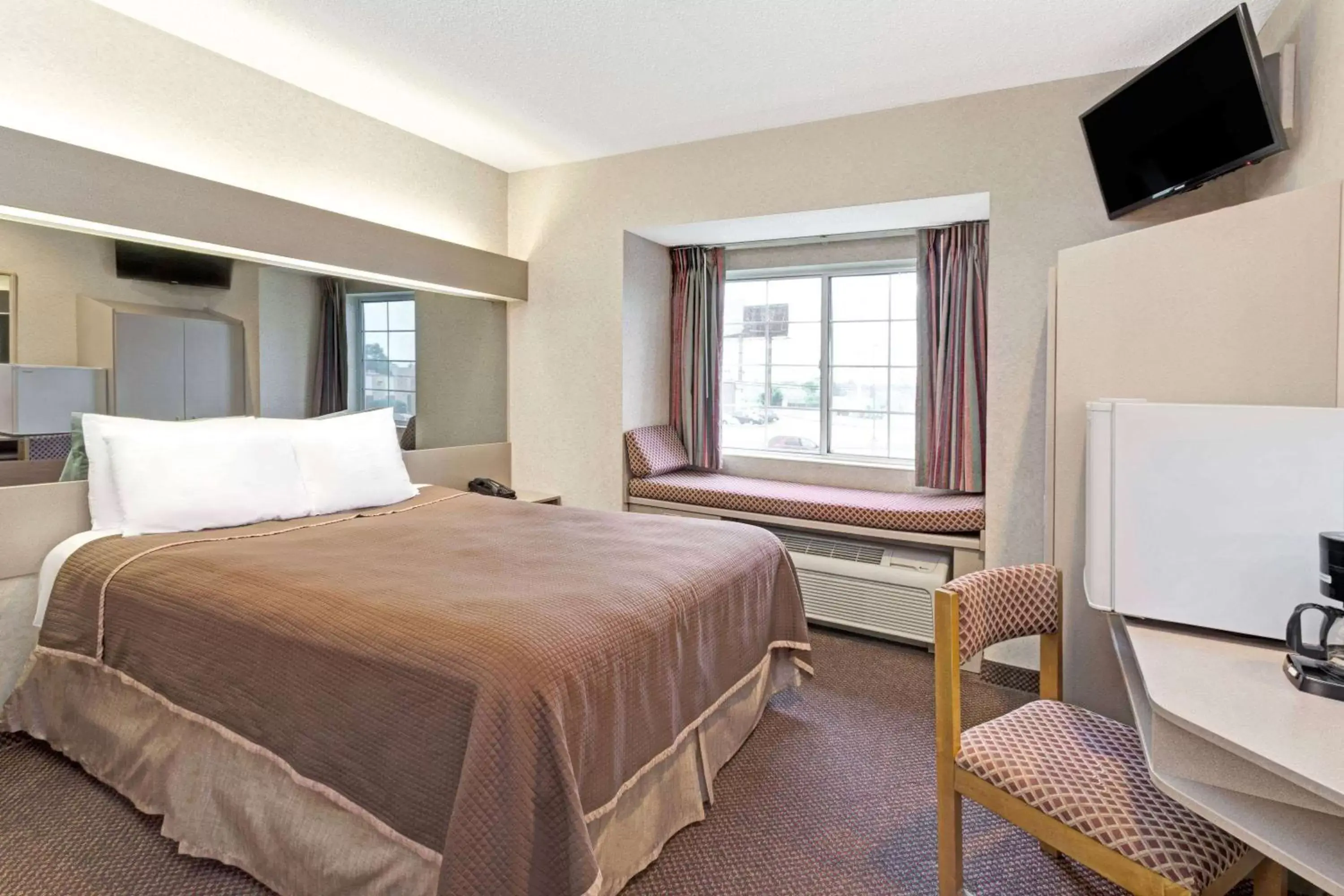 Bed in Howard Johnson by Wyndham Elk Grove Village - Chicago O'Hare