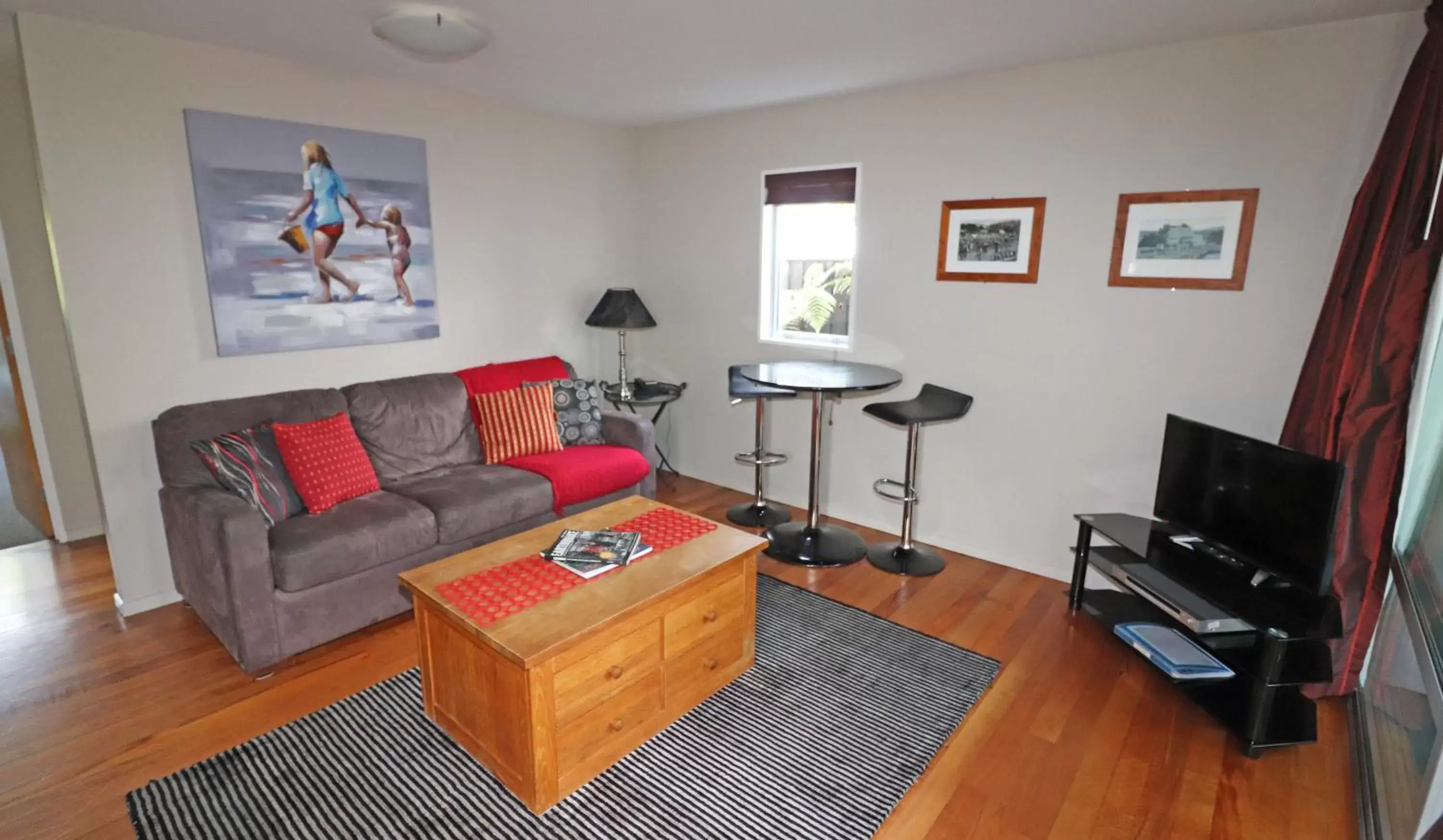 TV and multimedia, Seating Area in Sumner Bay Motel