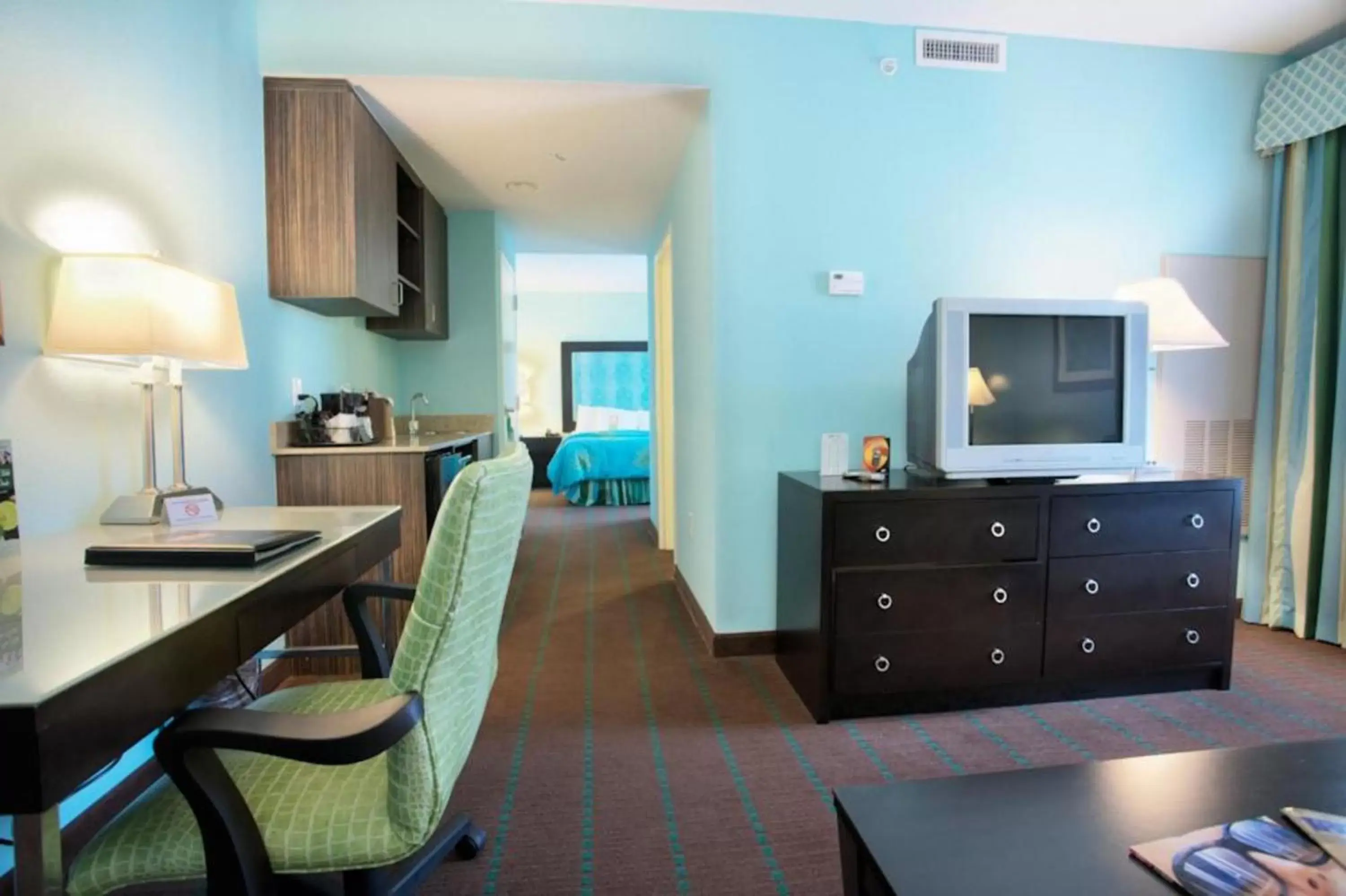Seating area, Kitchen/Kitchenette in Holiday Inn Hotel & Suites Ocala Conference Center, an IHG Hotel