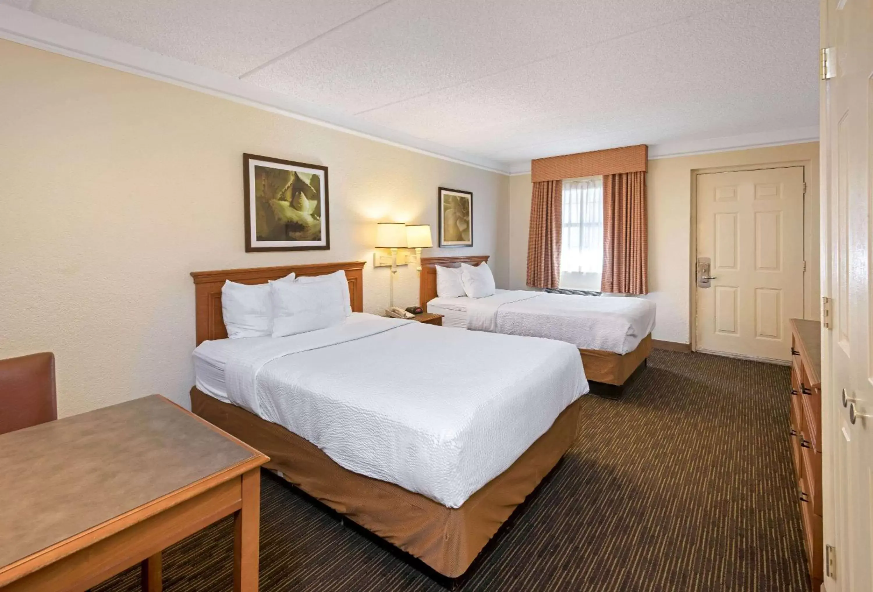 Photo of the whole room, Bed in La Quinta Inn by Wyndham San Antonio Market Square